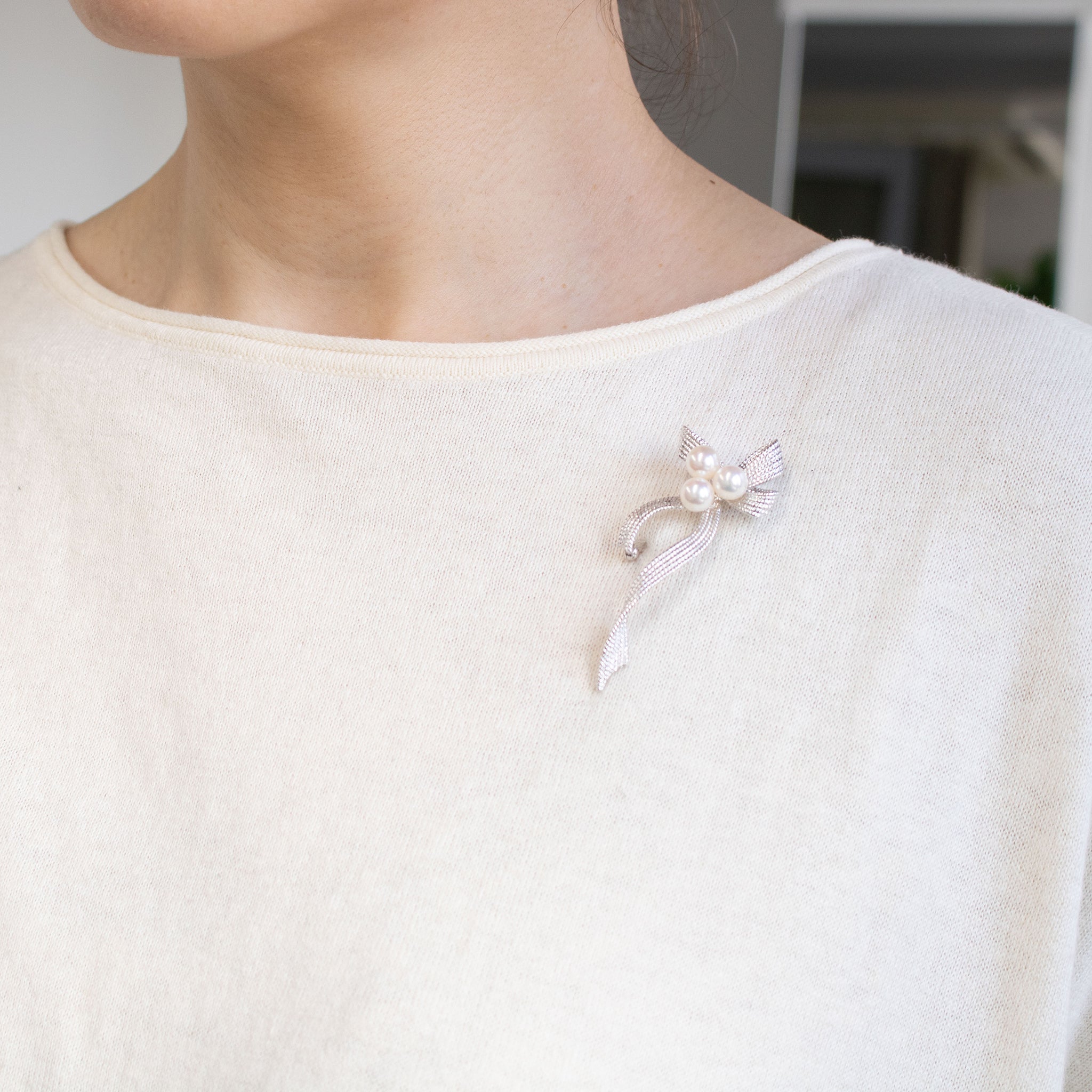 パール シルバーブローチ(アコヤ真珠/6.5mm/リボンモチーフ/6月誕生石)《26A03909》