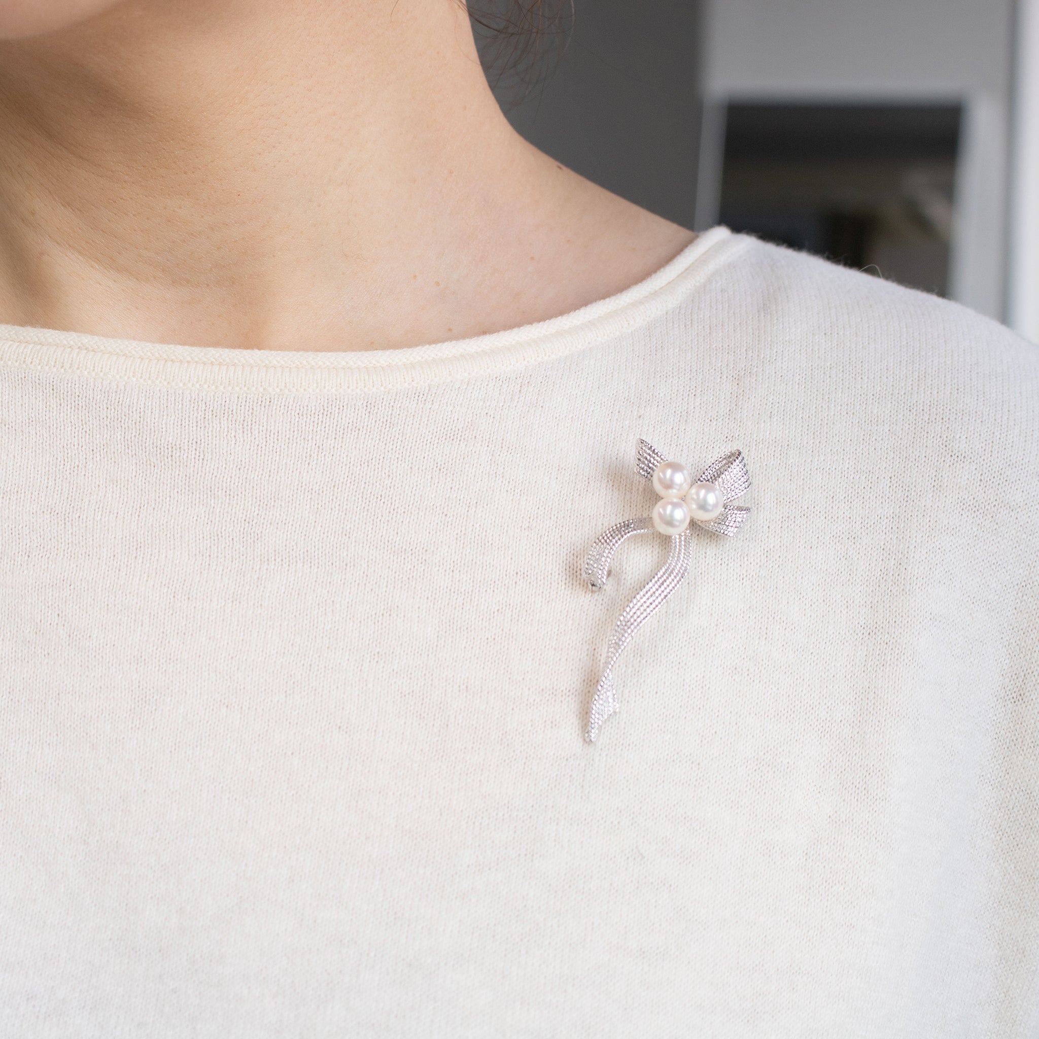 パール シルバーブローチ(アコヤ真珠/6.5mm/リボンモチーフ/6月誕生石)《26A03909》