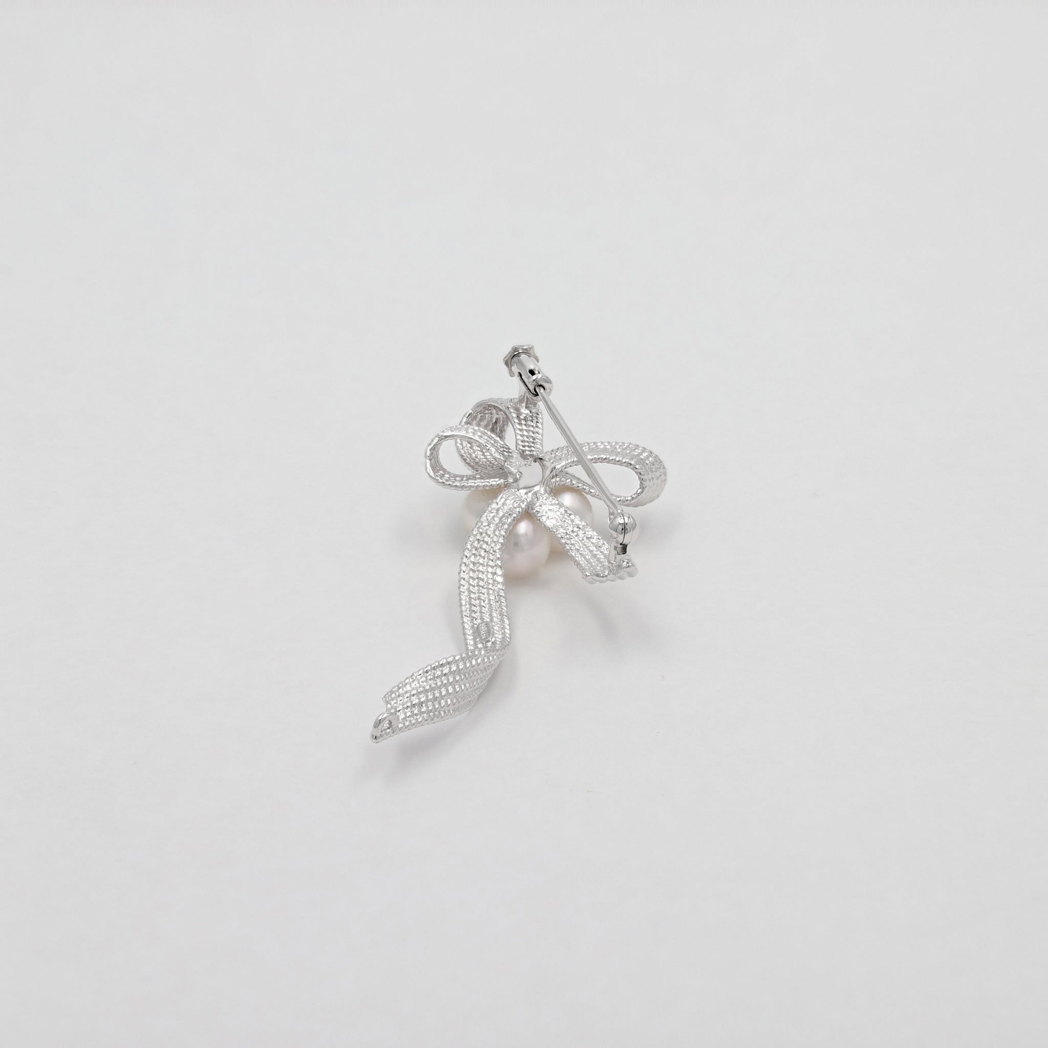 パール シルバーブローチ(アコヤ真珠/6.5mm/リボンモチーフ/6月誕生石)《26A03909》