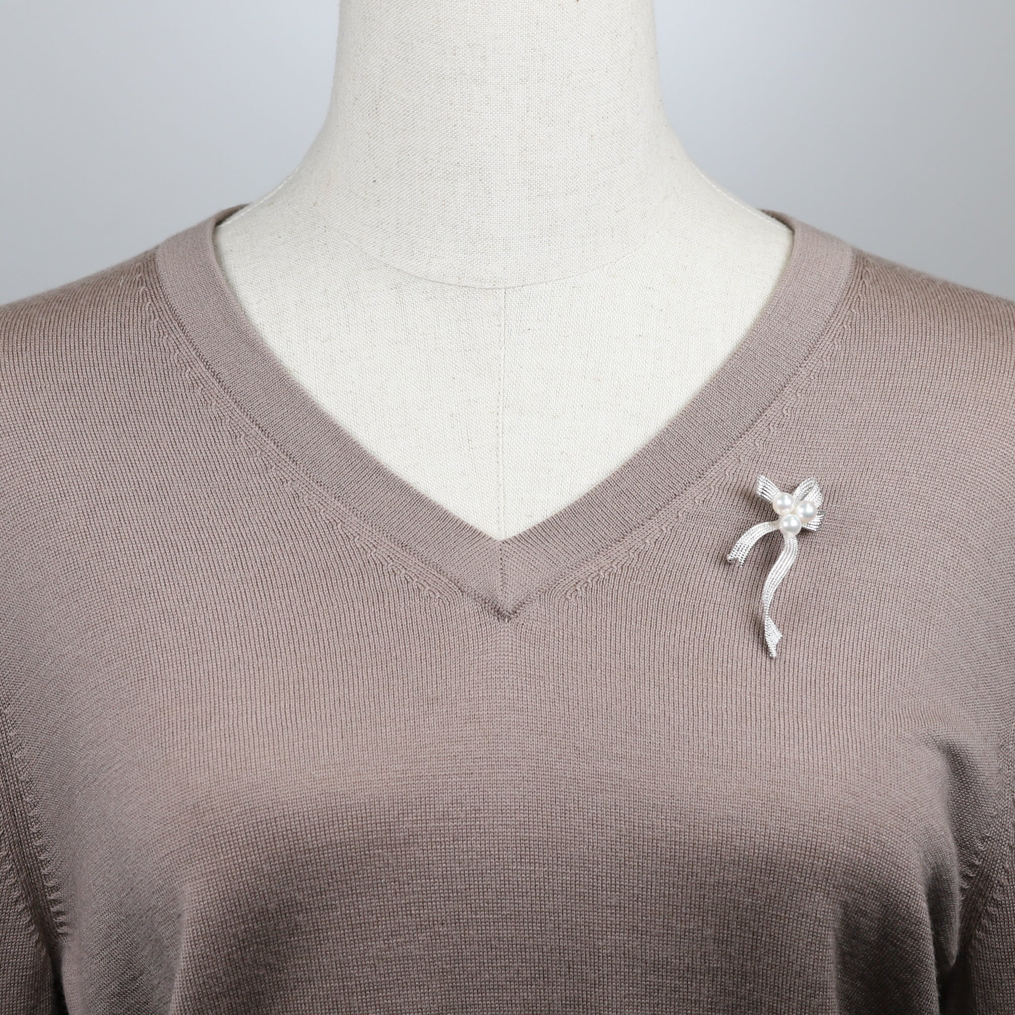 パール シルバーブローチ(アコヤ真珠/6.5mm/リボンモチーフ/6月誕生石)《26A03909》