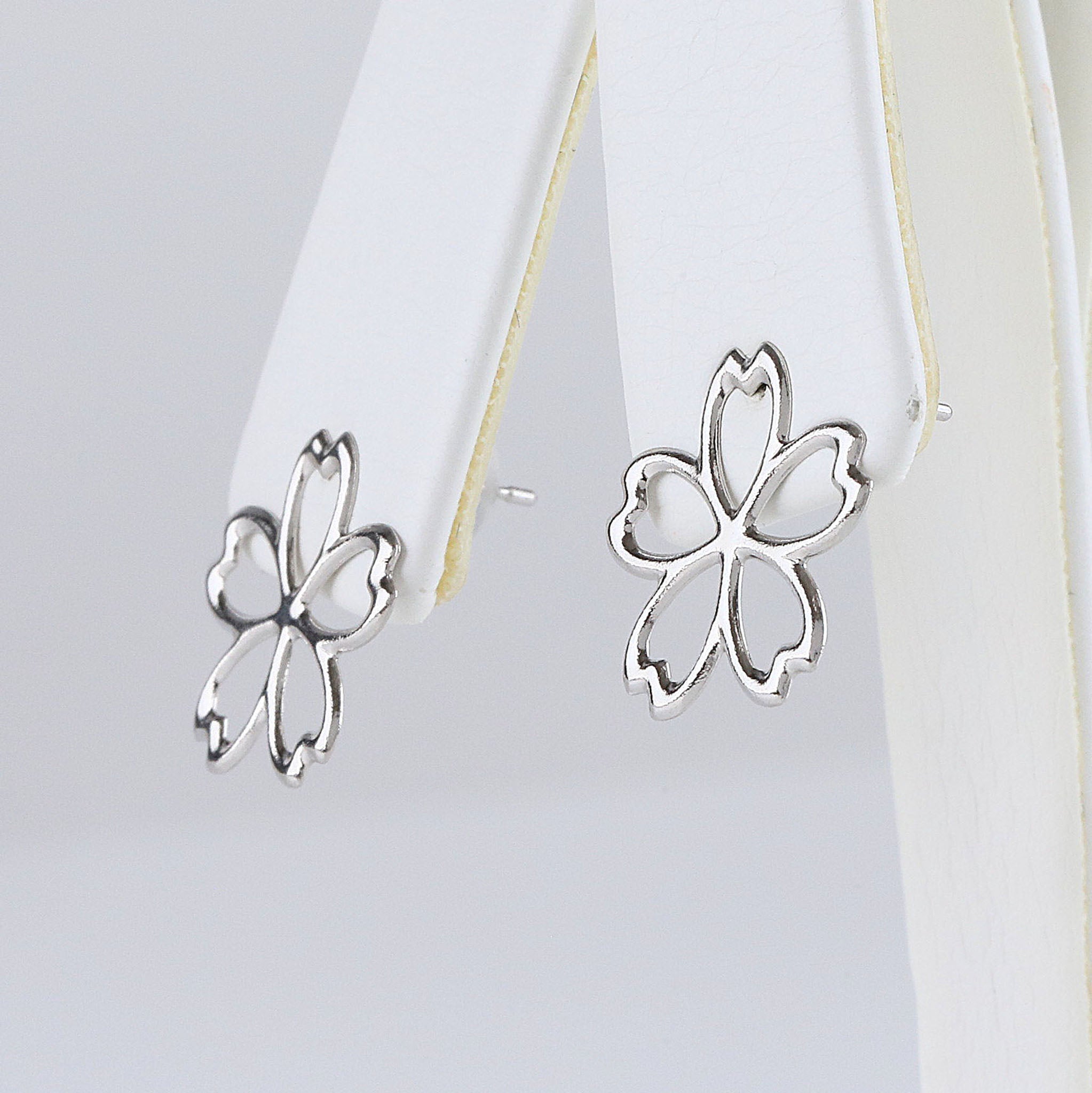 プラチナピアス(桜モチーフ)《26A04803》