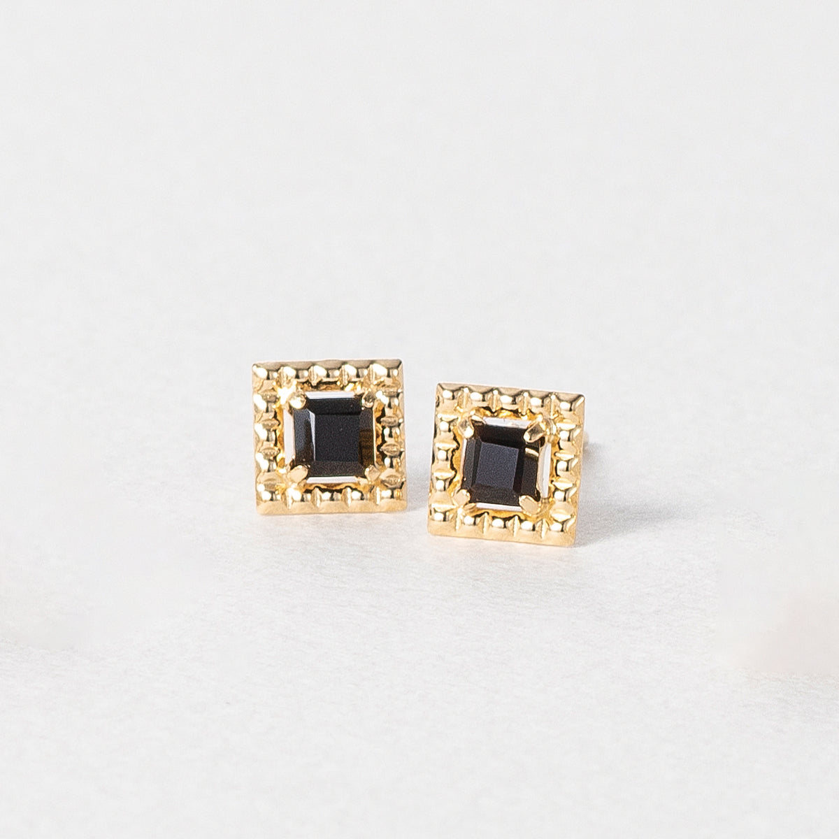 ブラックカルセドニー K18ピアス《26C70113》