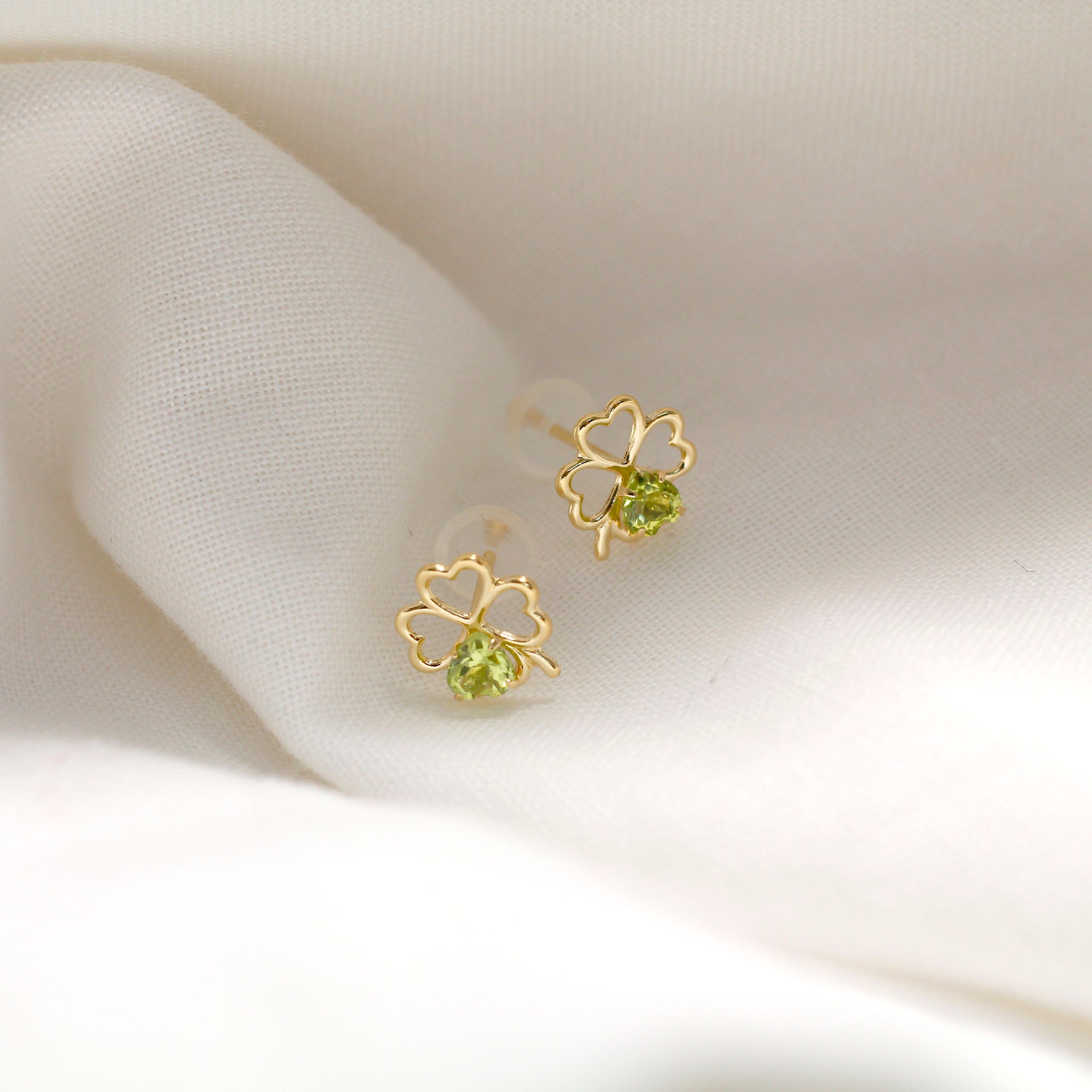 ペリドット K18ピアス(クローバーモチーフ/8月誕生石)《26H01303》
