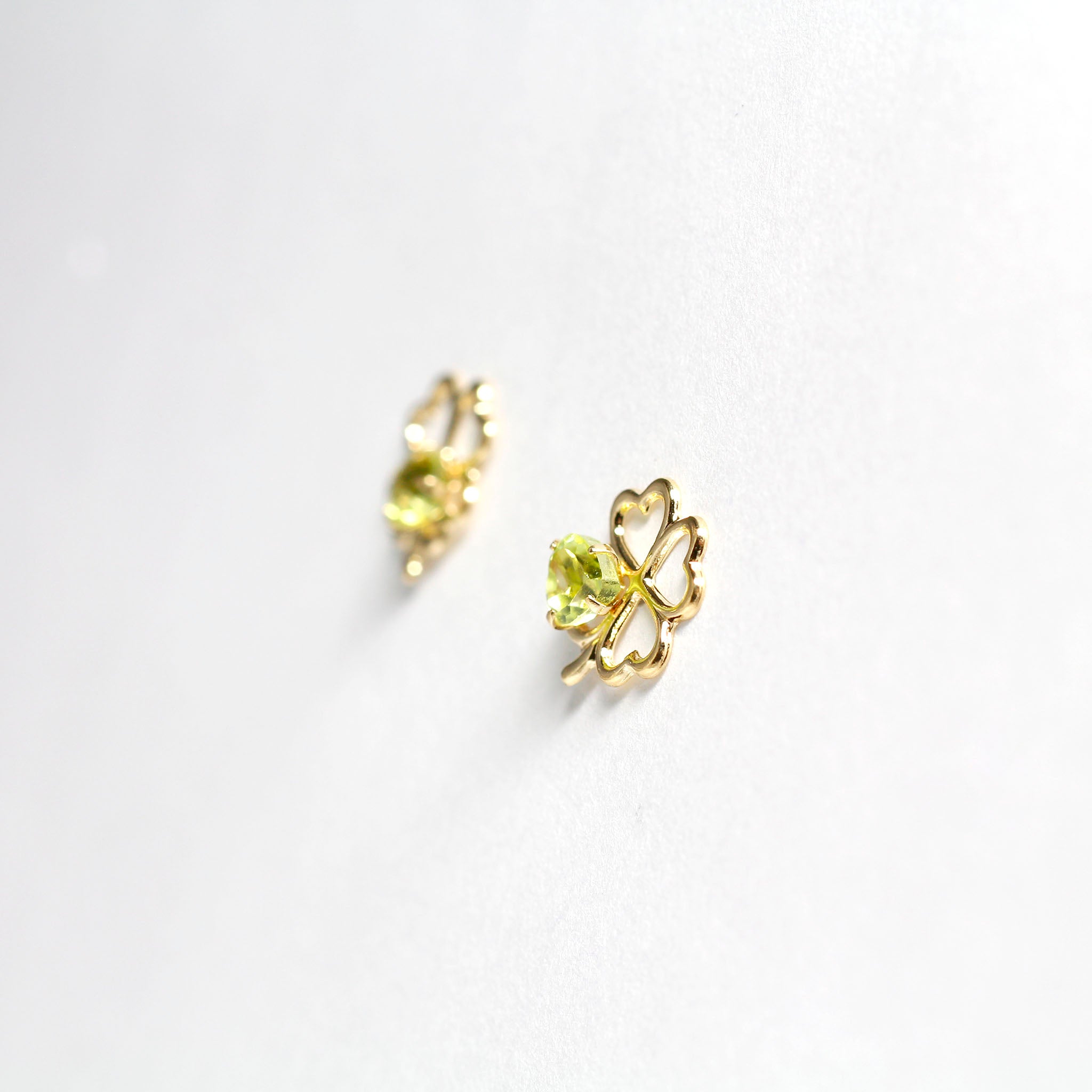 ペリドット K18ピアス(クローバーモチーフ/8月誕生石)《26H01303》