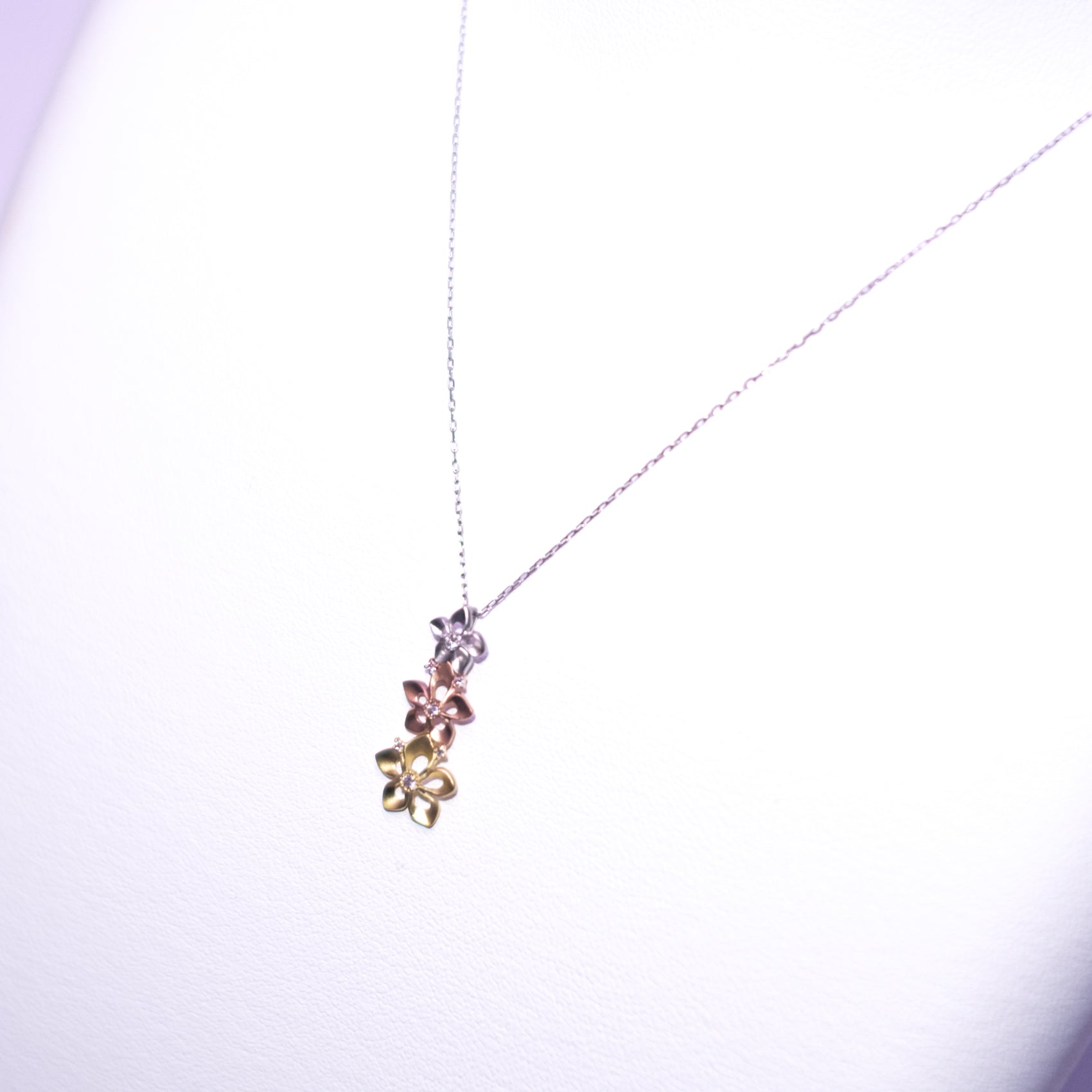 ダイヤモンド プラチナ/K18ネックレス(スリーカラー/フラワーモチーフ/4月誕生石)《26H01402》