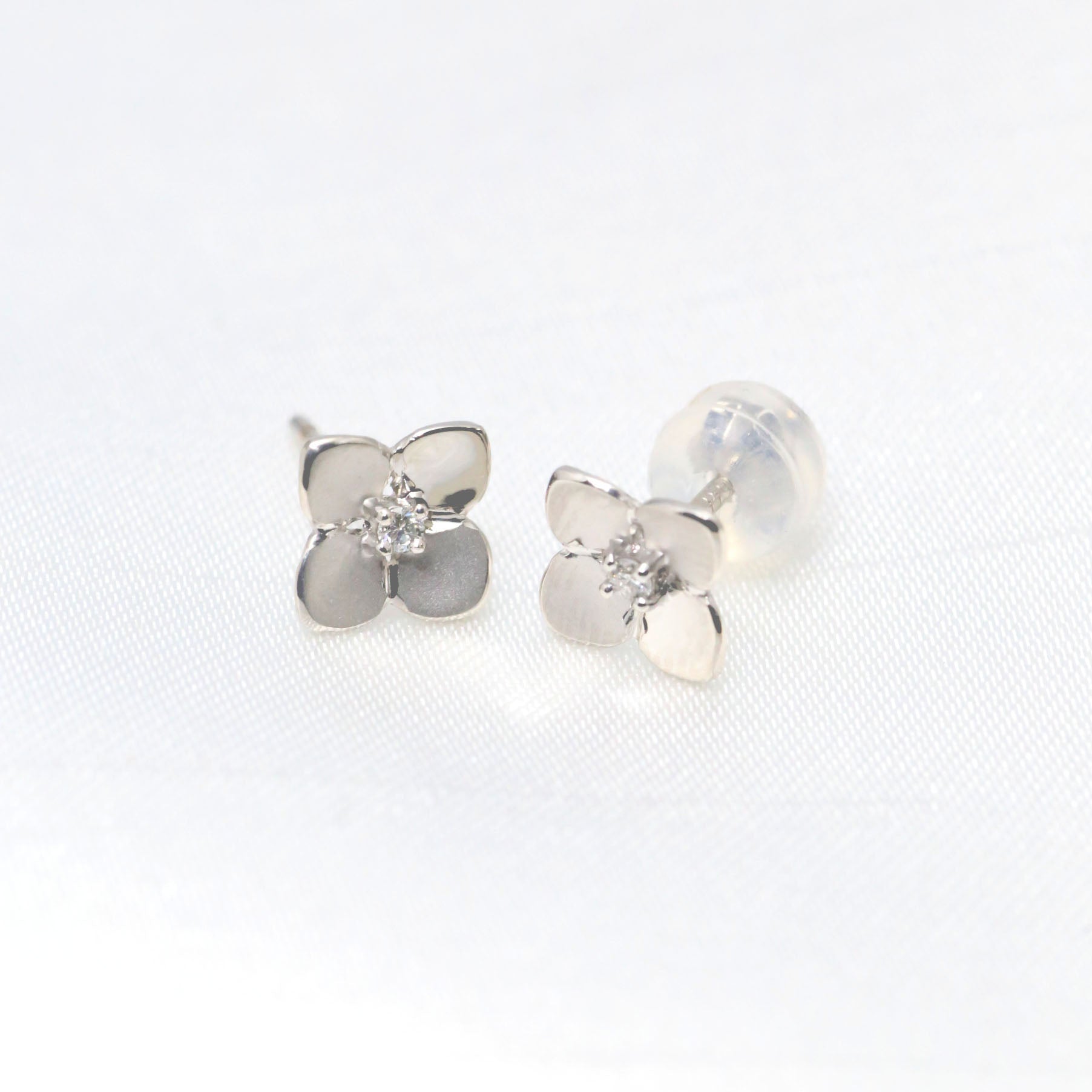 ダイヤモンド プラチナピアス(紫陽花モチーフ)《26H02104》