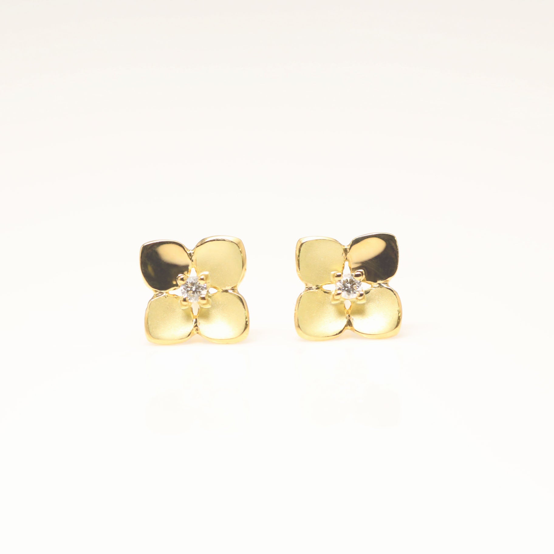 ダイヤモンド K18ピアス(紫陽花モチーフ)《26H02105》