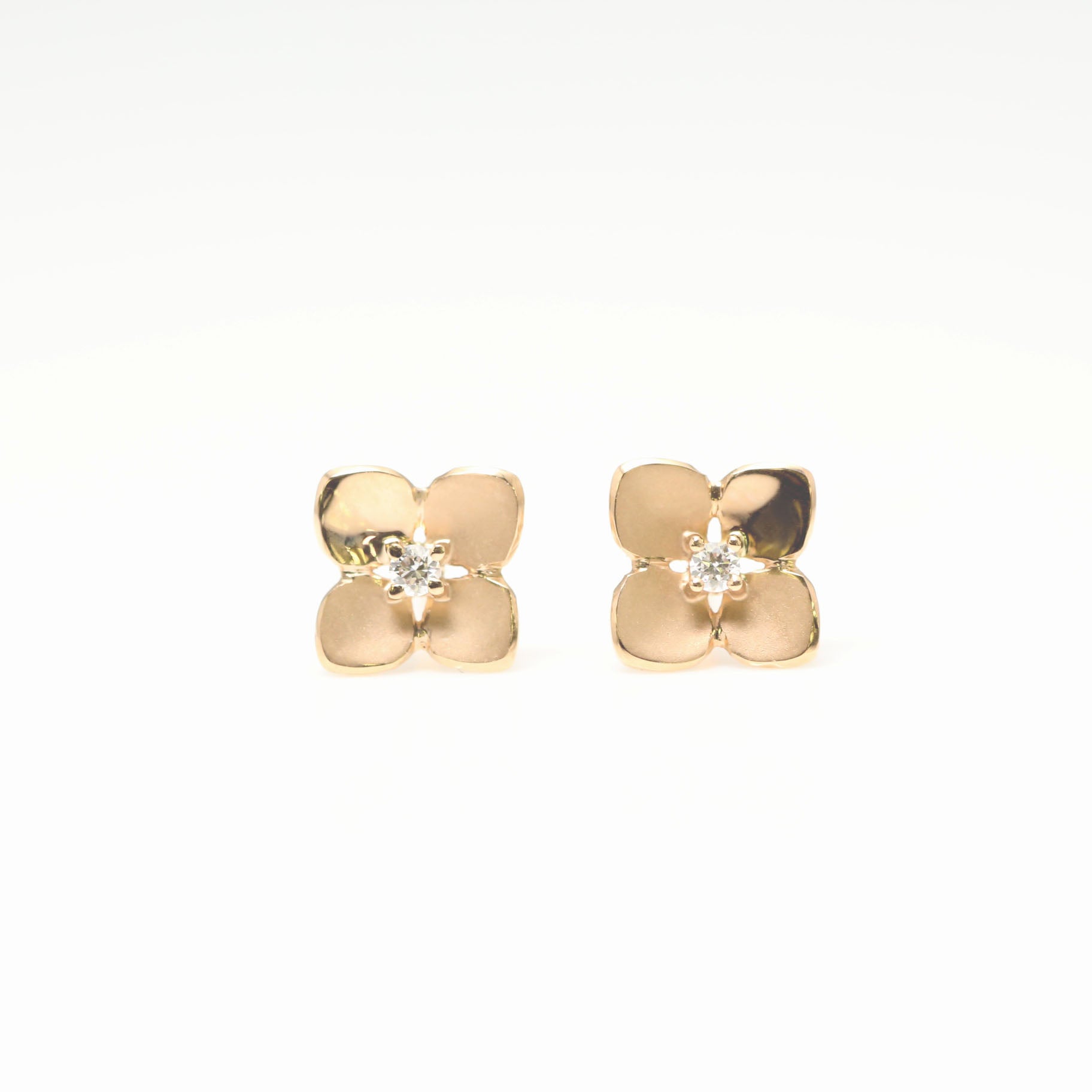 ダイヤモンド K18ピアス(紫陽花モチーフ)《26H02106》