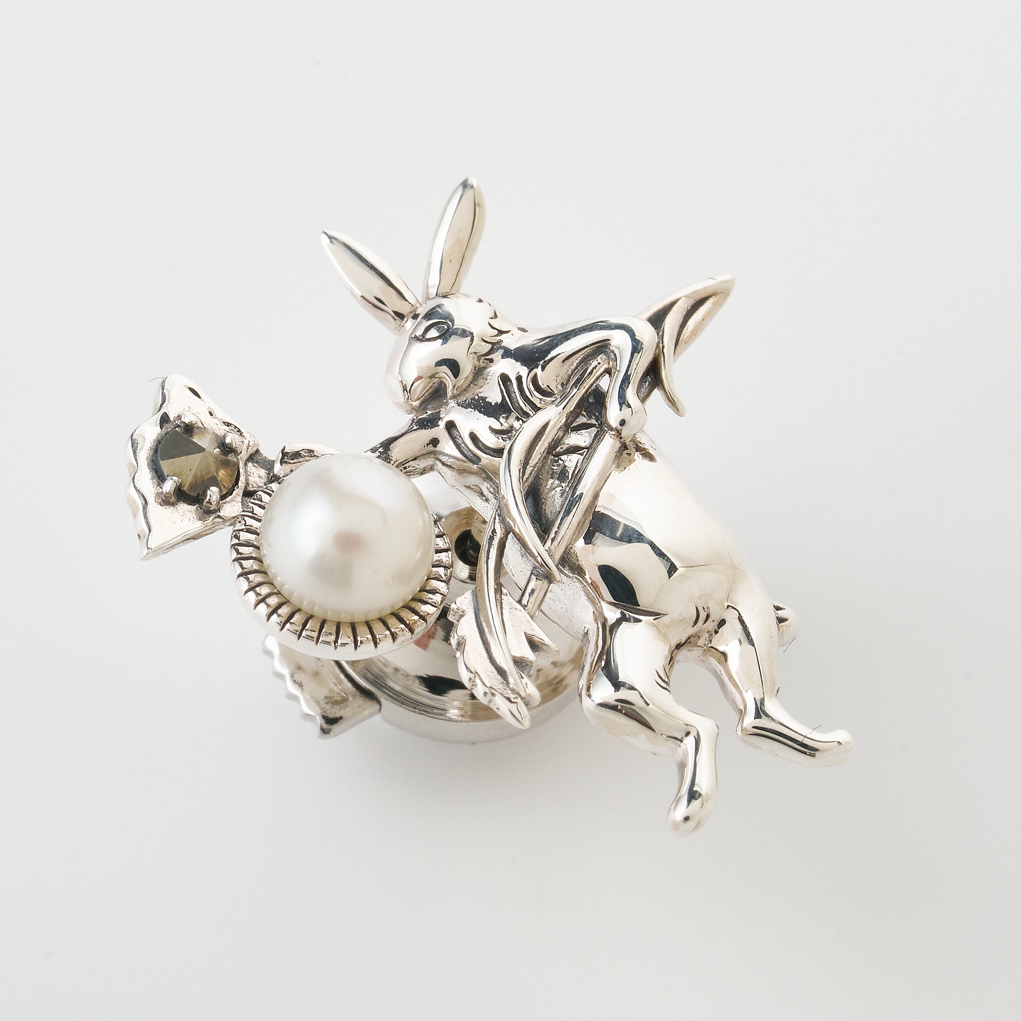 パール/マルカジット シルバーブローチ(淡水真珠/鳥獣戯画/ウサギモチーフ/6月誕生石)《26H03006》