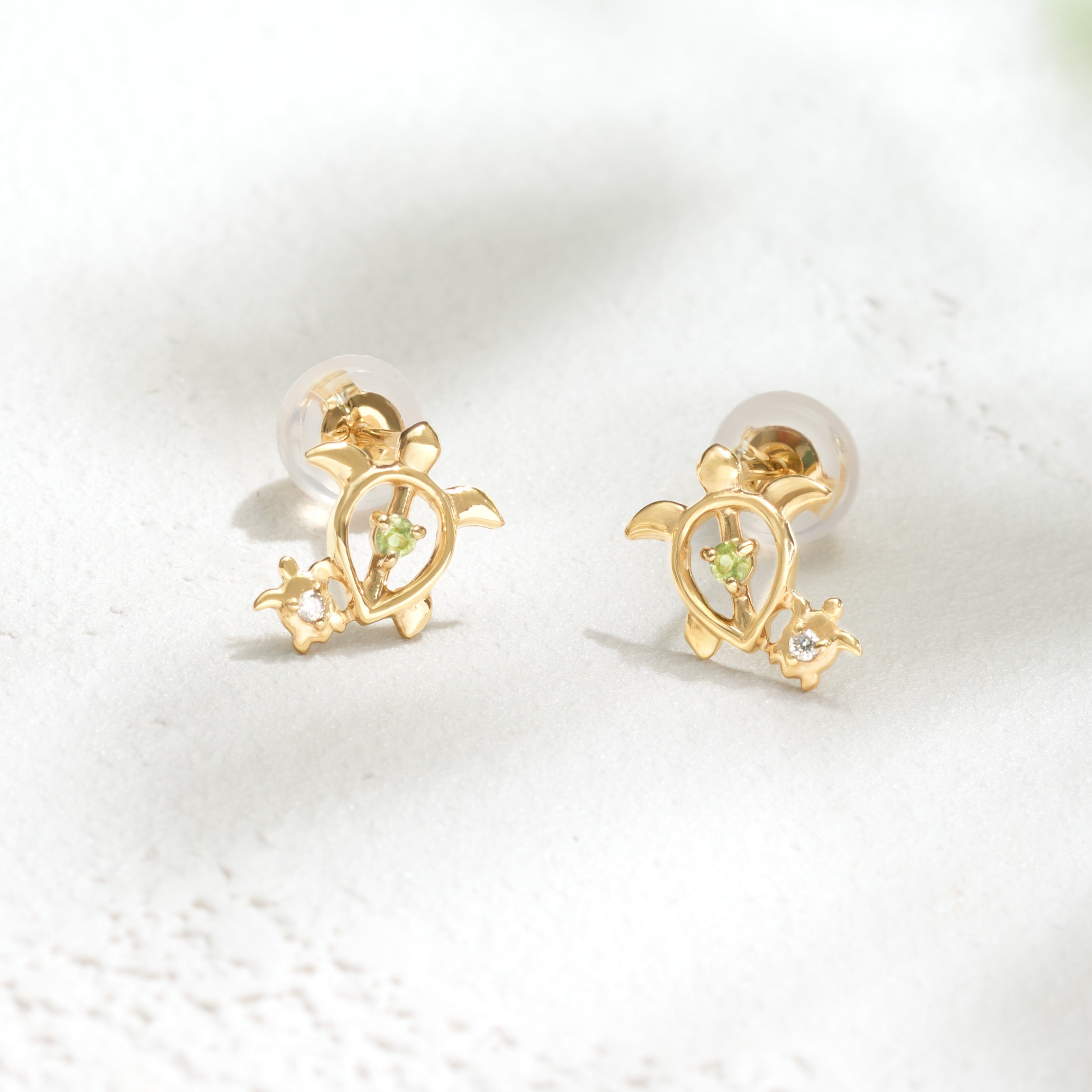 ペリドット/ダイヤモンド K10ピアス(ウミガメモチーフ/8月誕生石)《26H03603》