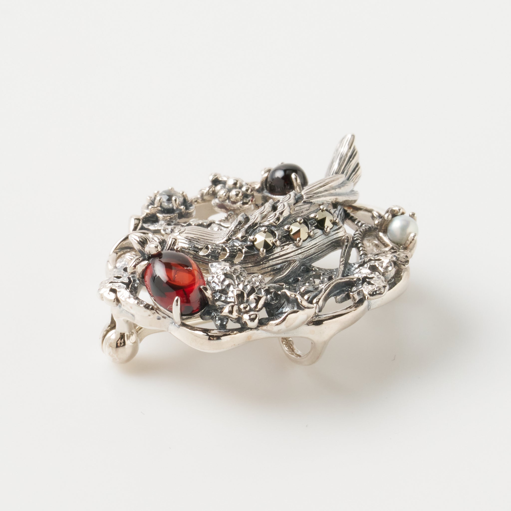ガーネット/ホワイトトパーズ シルバーブローチ兼ペンダントトップ(いちご泥棒/1月誕生石)《26N00904》