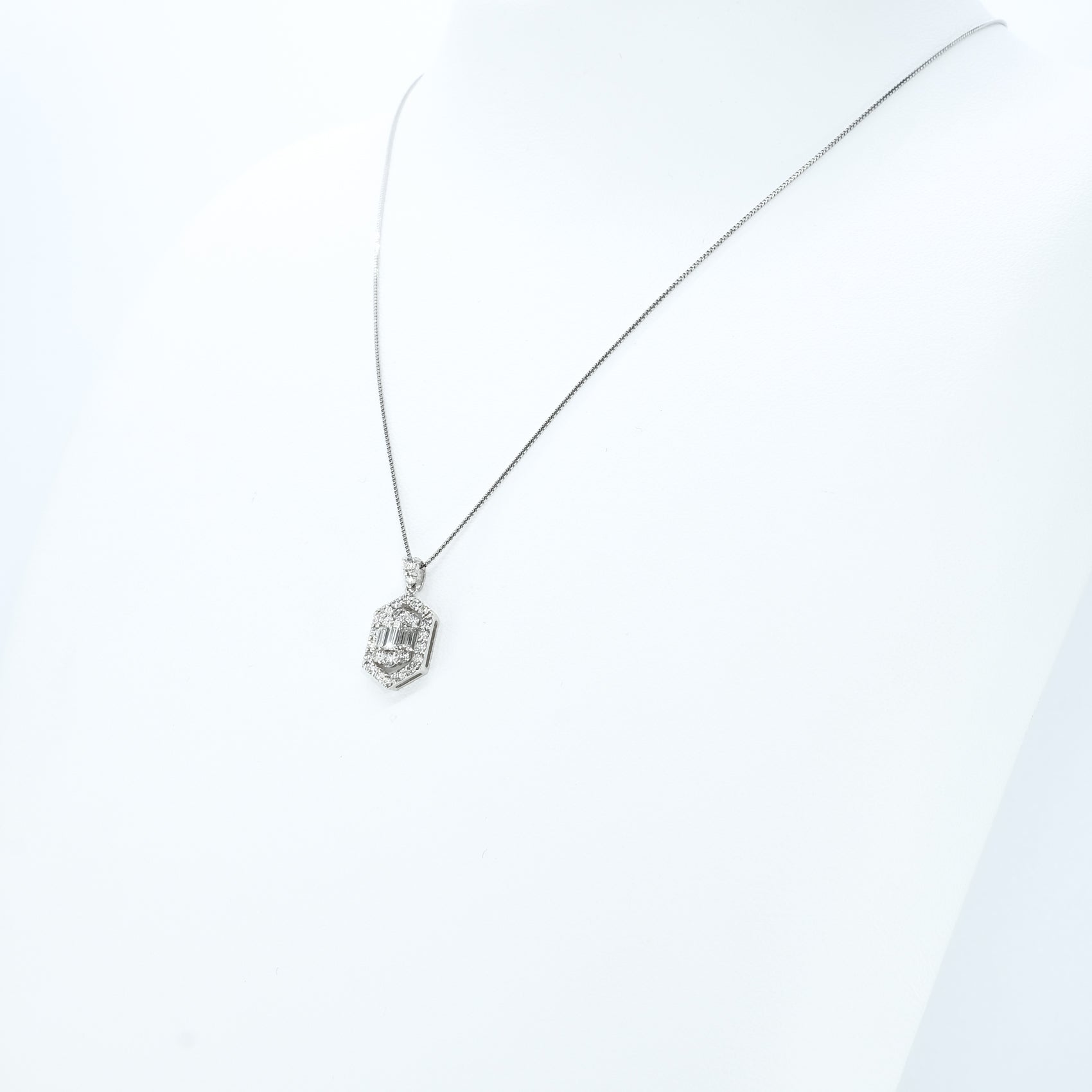 ダイヤモンド プラチナネックレス(バゲットカット/4月誕生石)《26N01302》