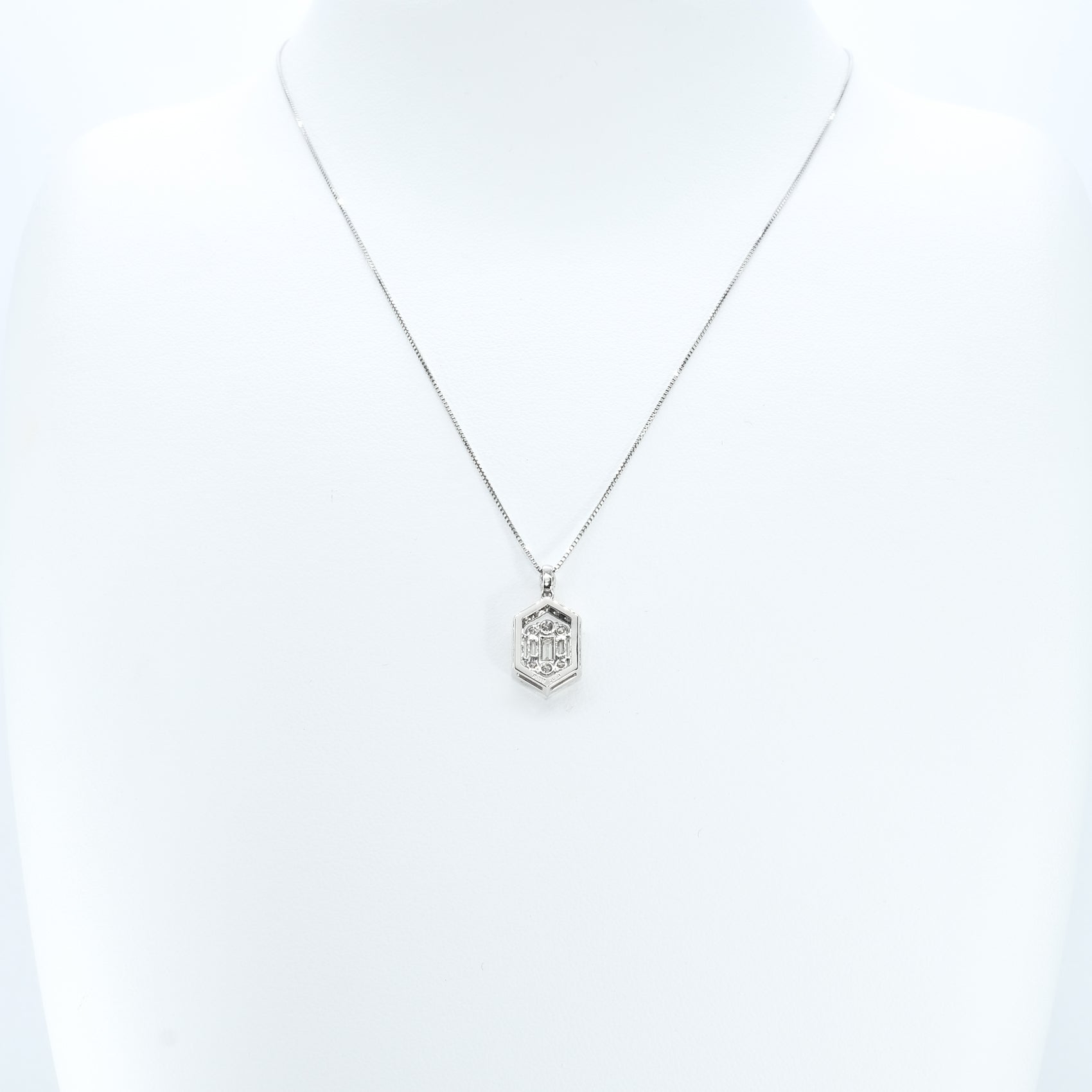 ダイヤモンド プラチナネックレス(バゲットカット/4月誕生石)《26N01302》