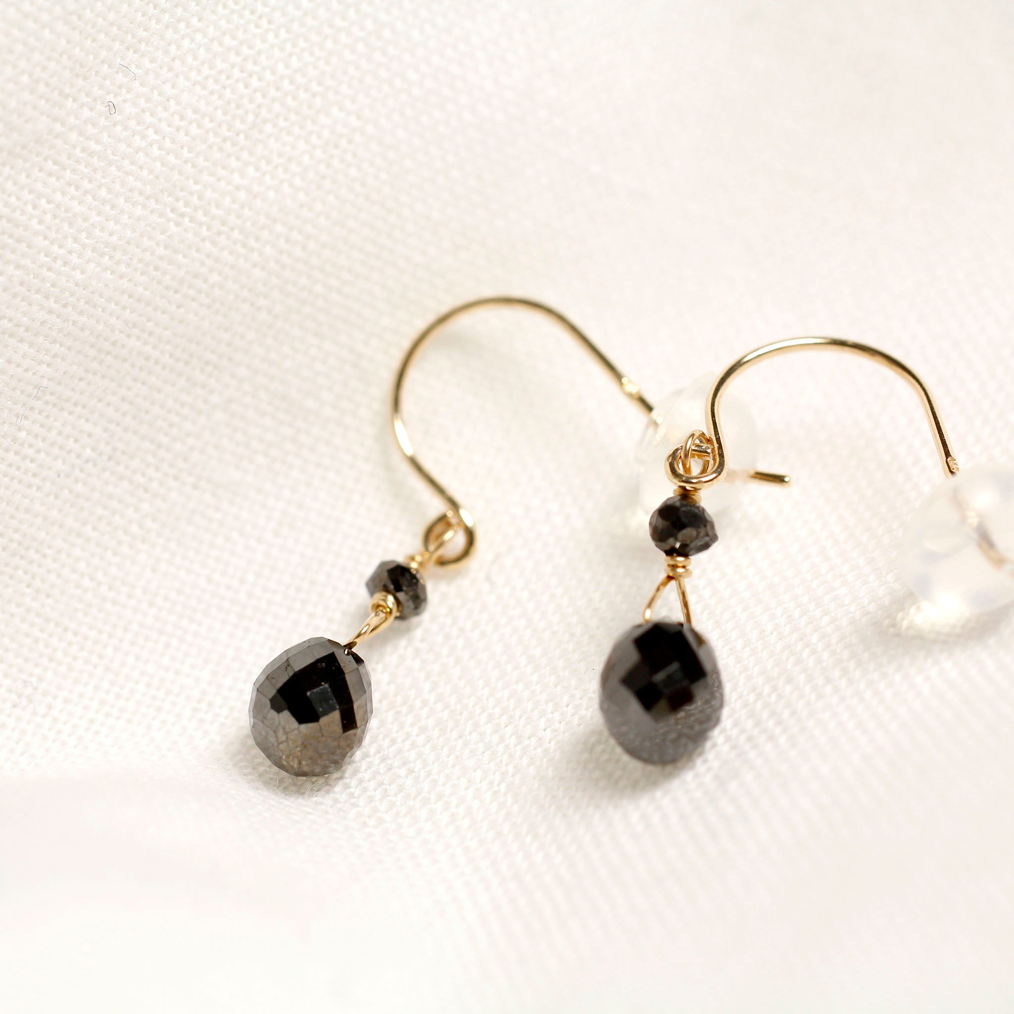 ブラックダイヤモンド K10ピアス(4月誕生石)《26N02608》