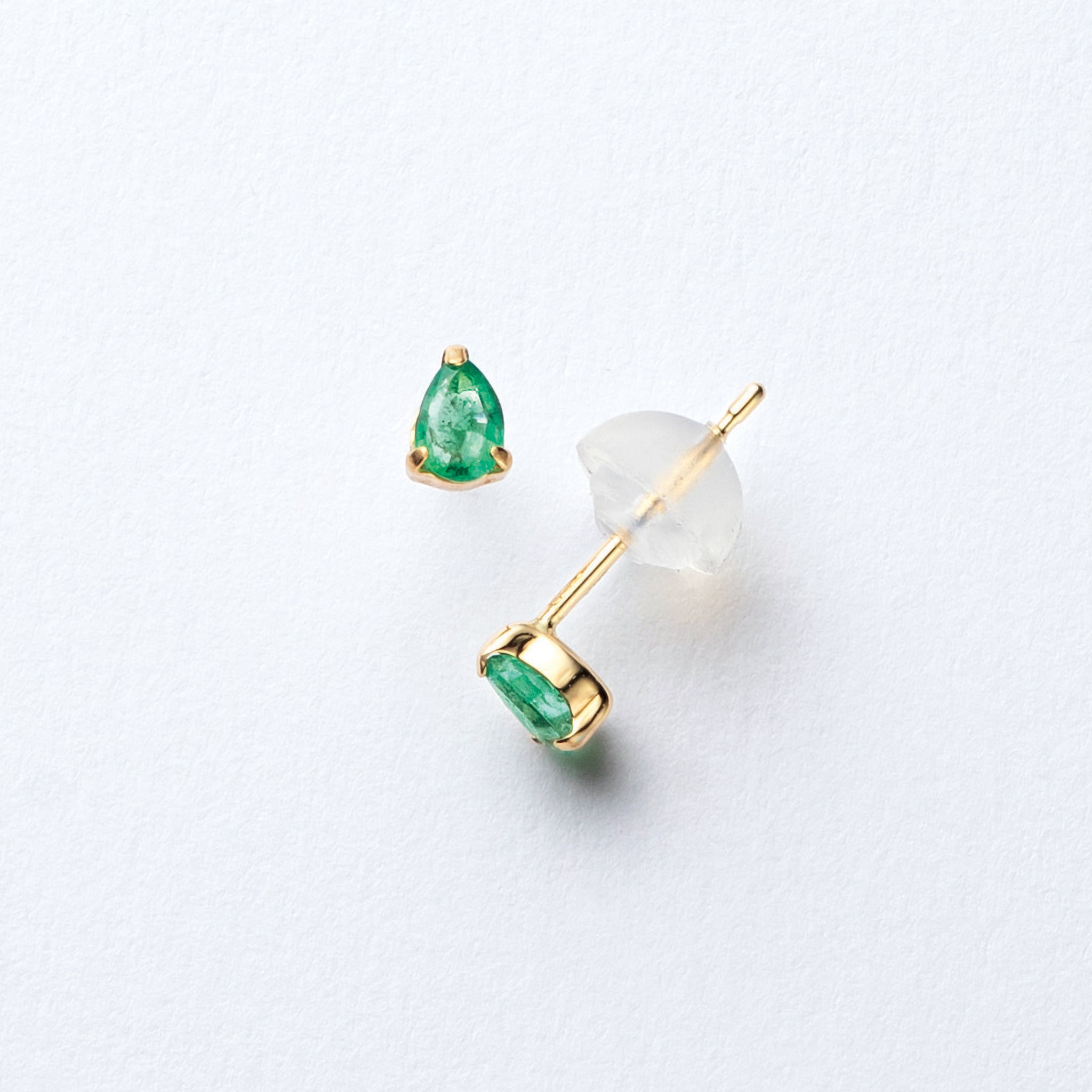 エメラルド K18ピアス(ペアシェイプ/5月誕生石)《26N02610》