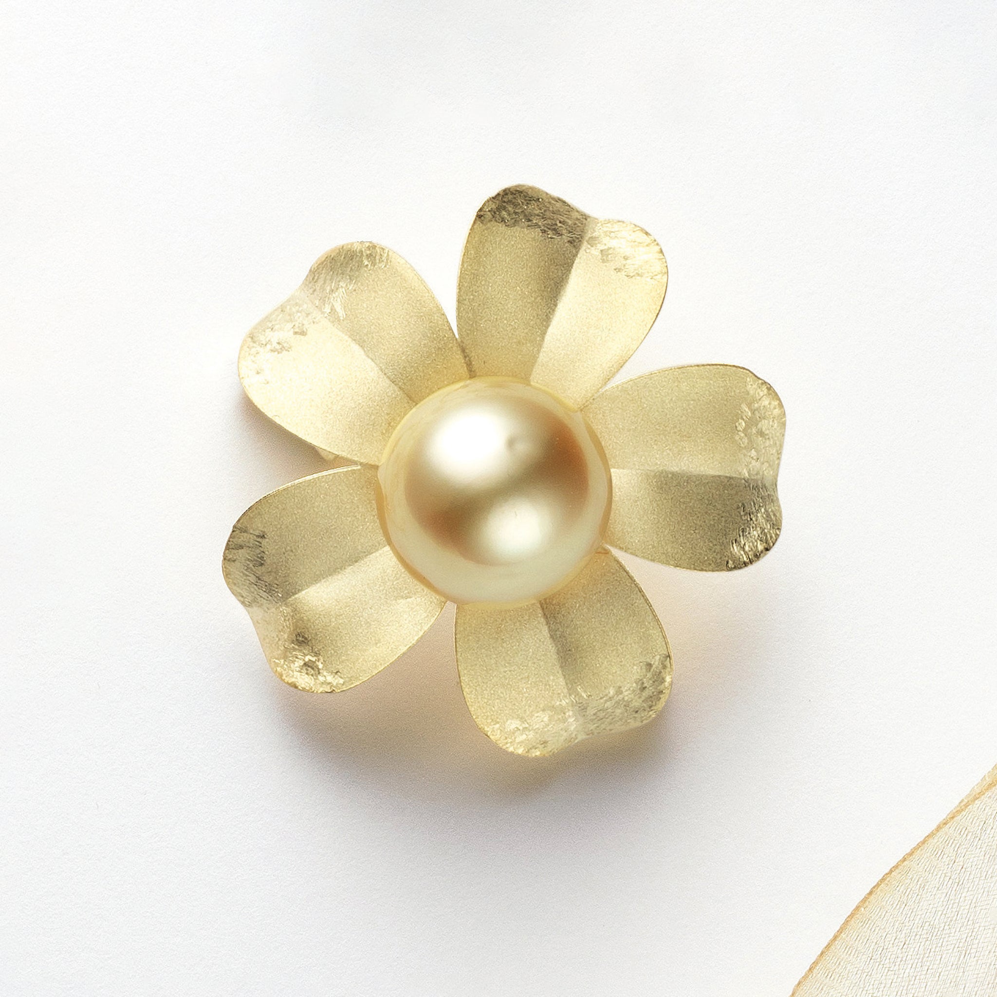 パール シルバーブローチ兼ペンダントトップ(白蝶真珠/ゴールド系/11mm/フラワーモチーフ/6月誕生石)《26N02910》