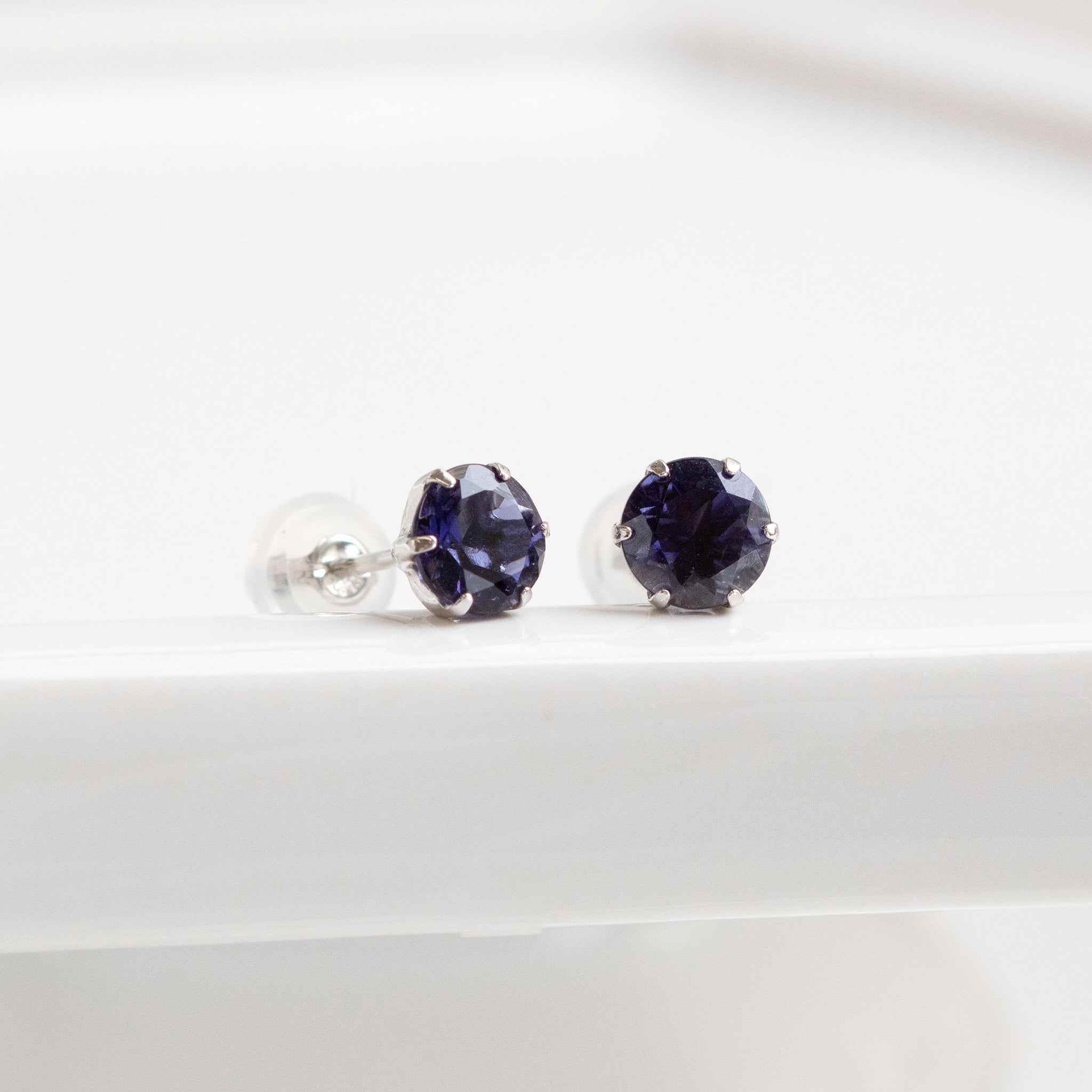 【限定1点】アイオライト プラチナピアス(3月誕生石)《26T10104》