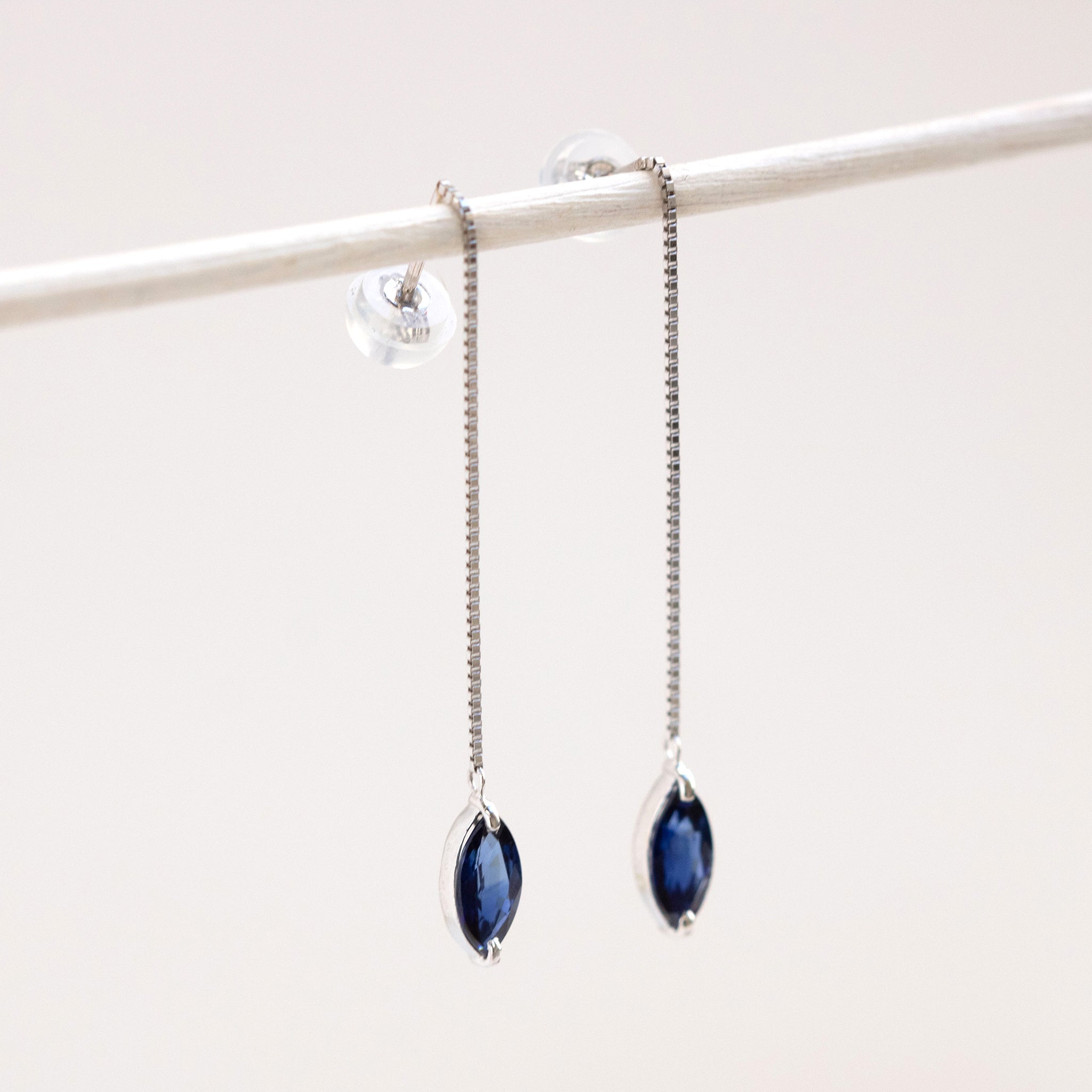 サファイア プラチナピアス(9月誕生石)《26T10134》