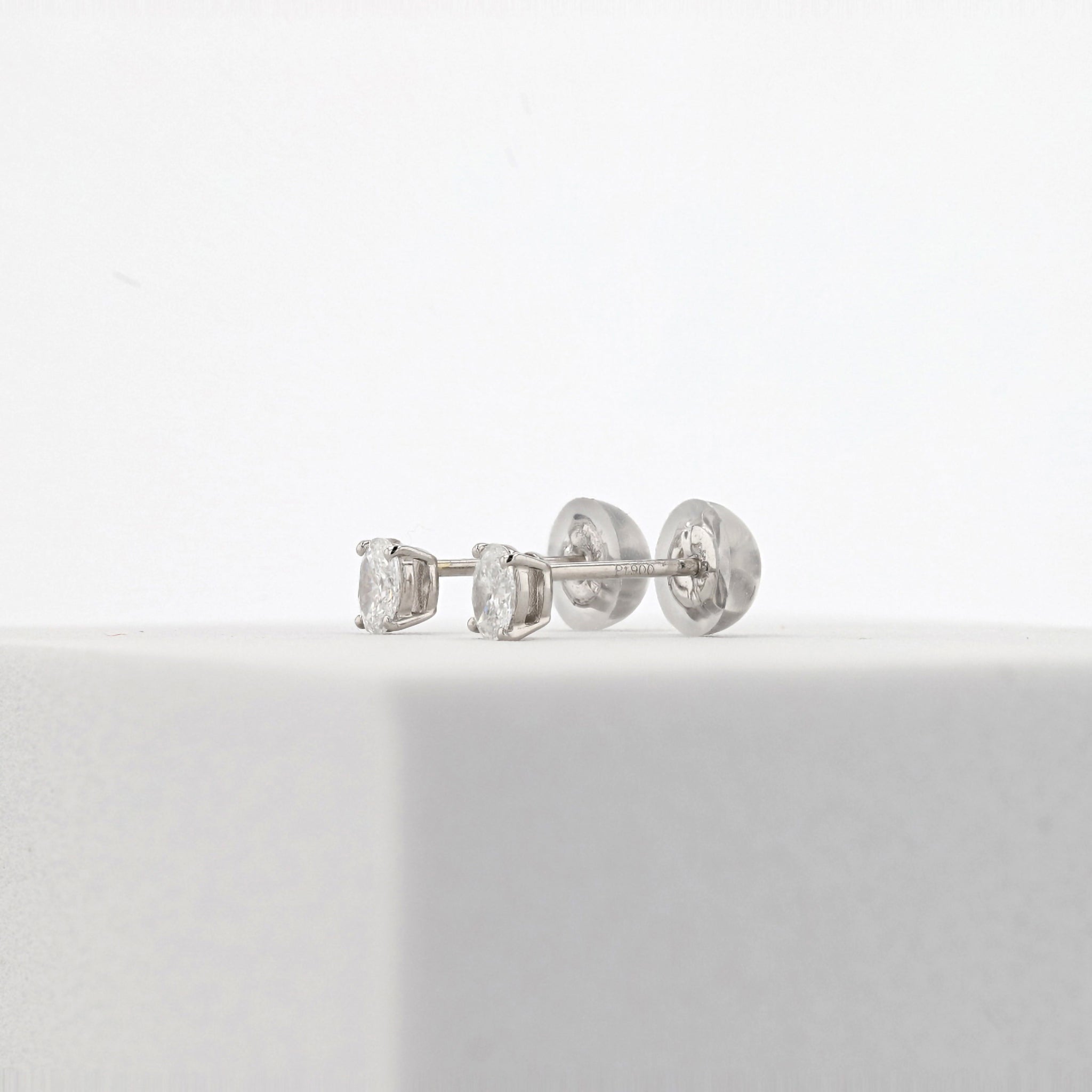 ダイヤモンド プラチナピアス(オーバルカット/4月誕生石)《26T10144》