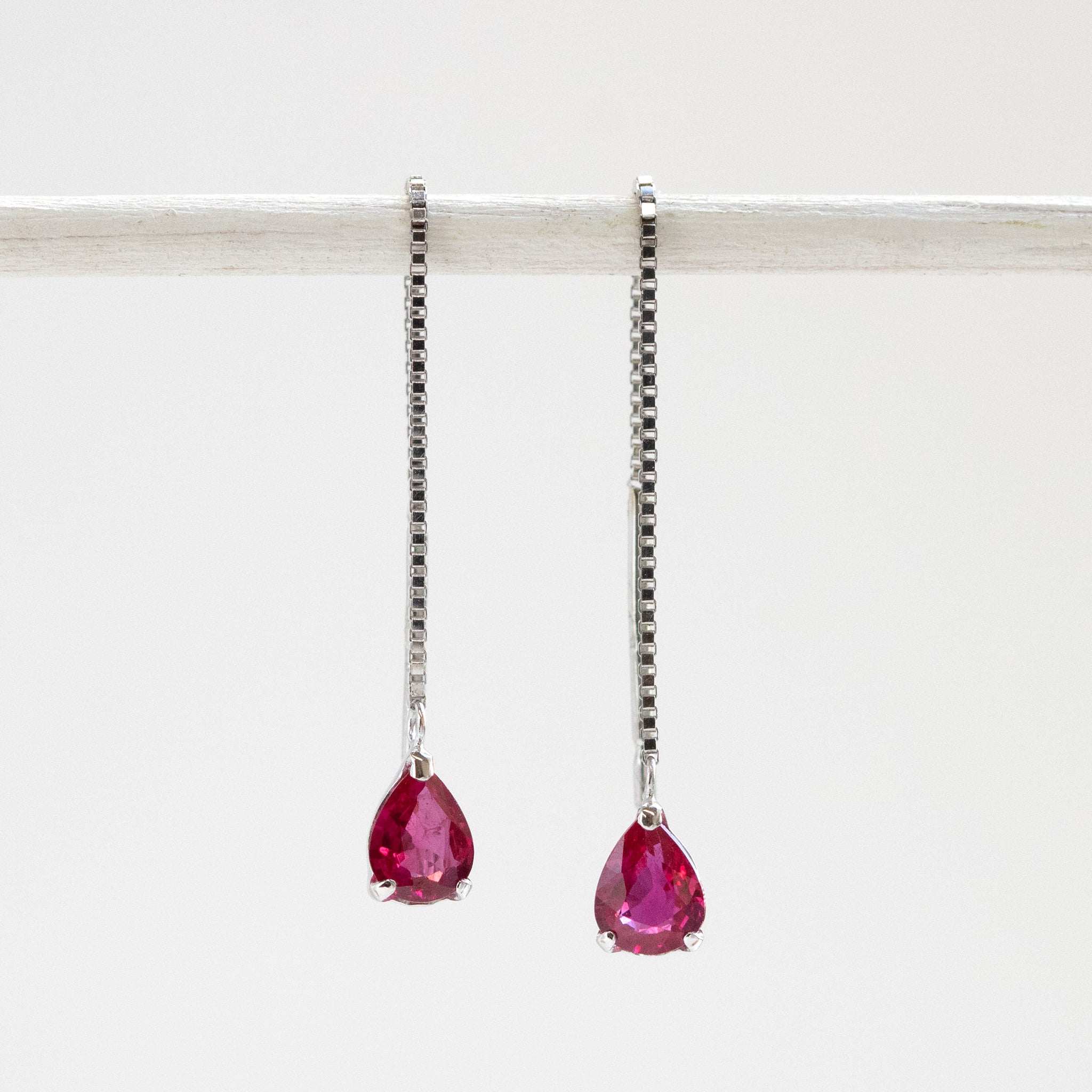 【限定1点】ルビー プラチナピアス(計0.40カラット/ペアシェイプ/7月誕生石)《26T10161》