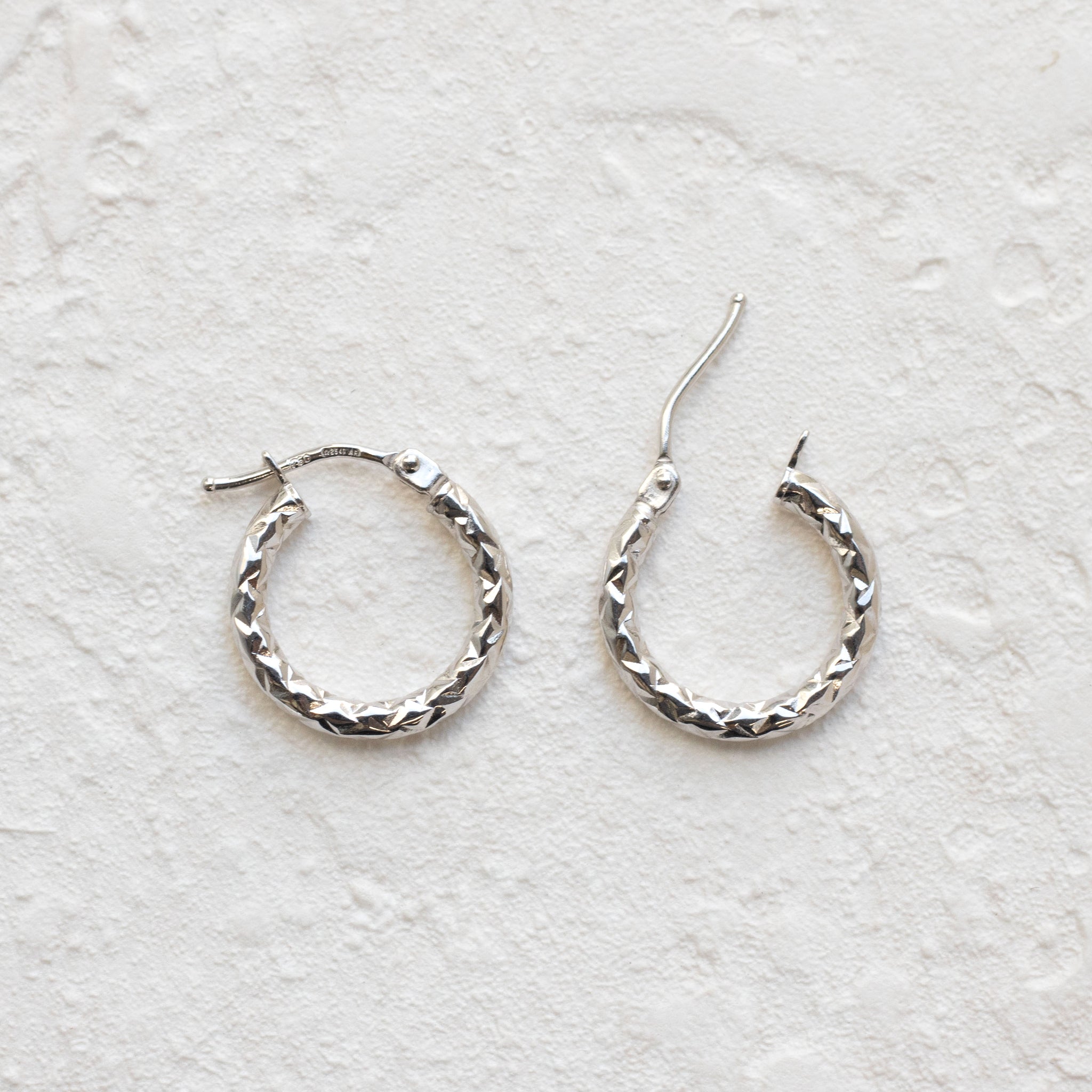 K18ピアス(ロジウムメッキ/フープ/イタリア製)《26T10168》