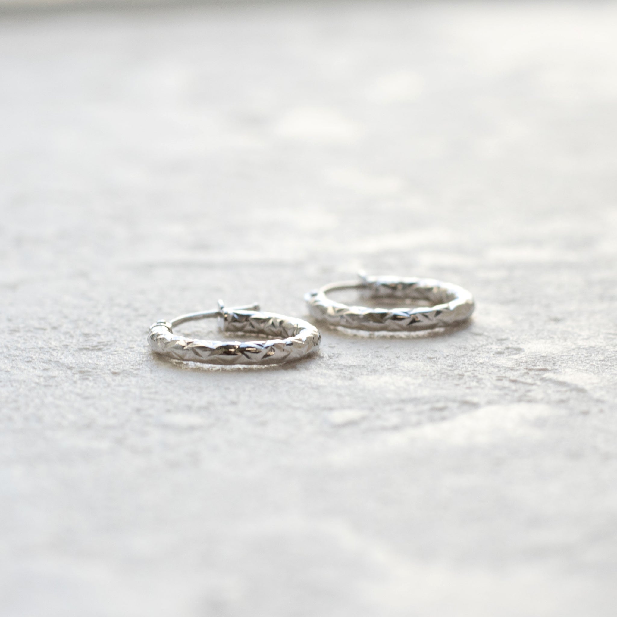 K18ピアス(ロジウムメッキ/フープ/イタリア製)《26T10168》