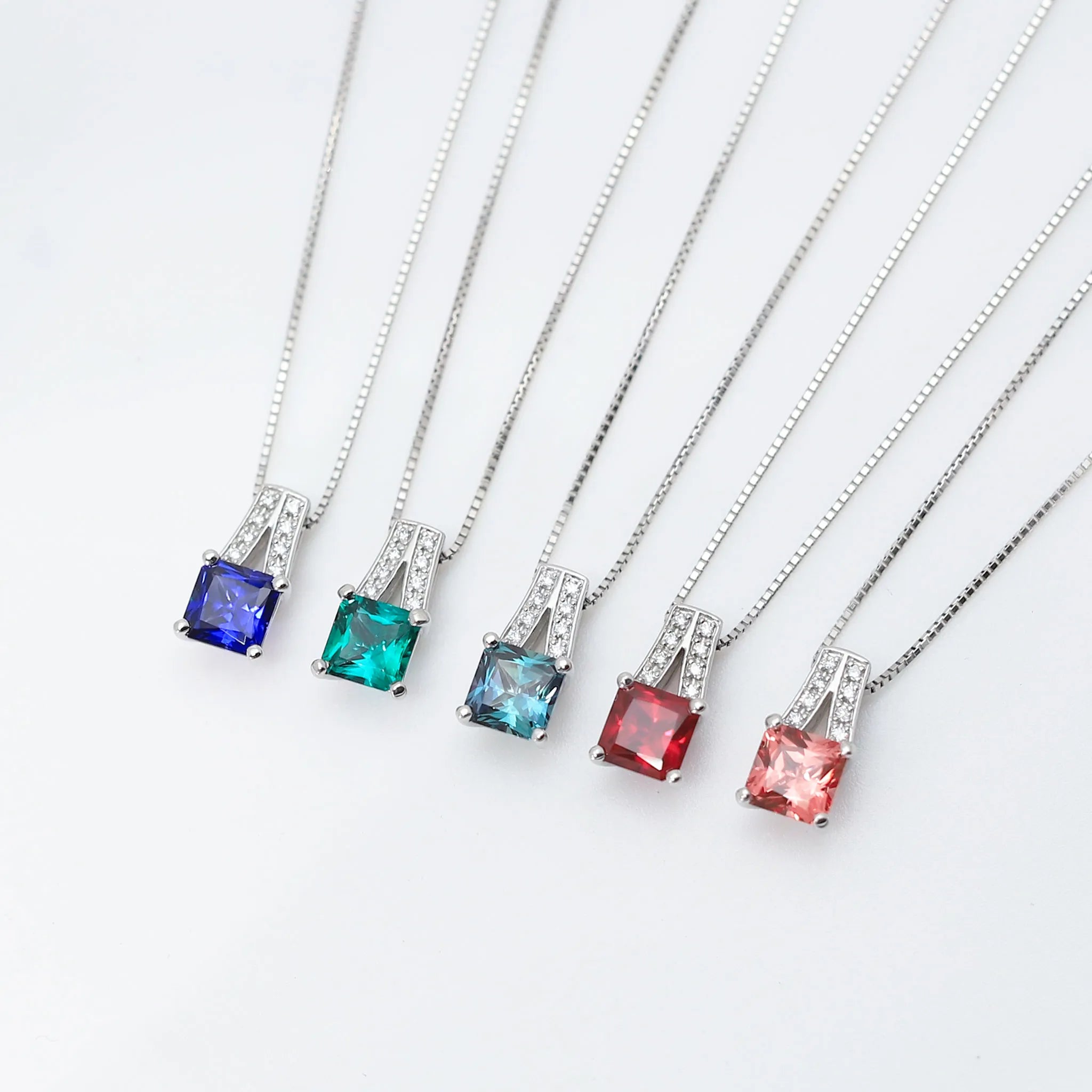 【豪華】 天然 エメラルド ネックレス ダイヤモンド 一粒 デザイン（ PT 3003-2 京セラクレサンベール〈エメラルド・天然ダイヤモンド〉ペンダント