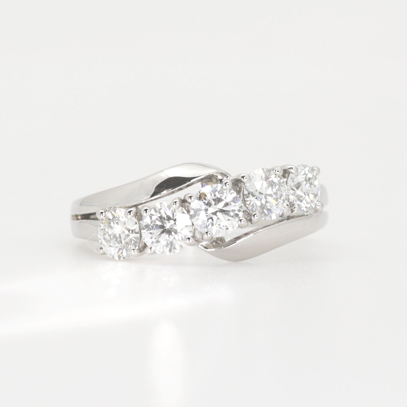 ダイヤモンド プラチナリング(計1.0カラット/Fカラー/VS1/3EX(H&C)/4月誕生石/グレーディングレポート付き)《JRGD1008》