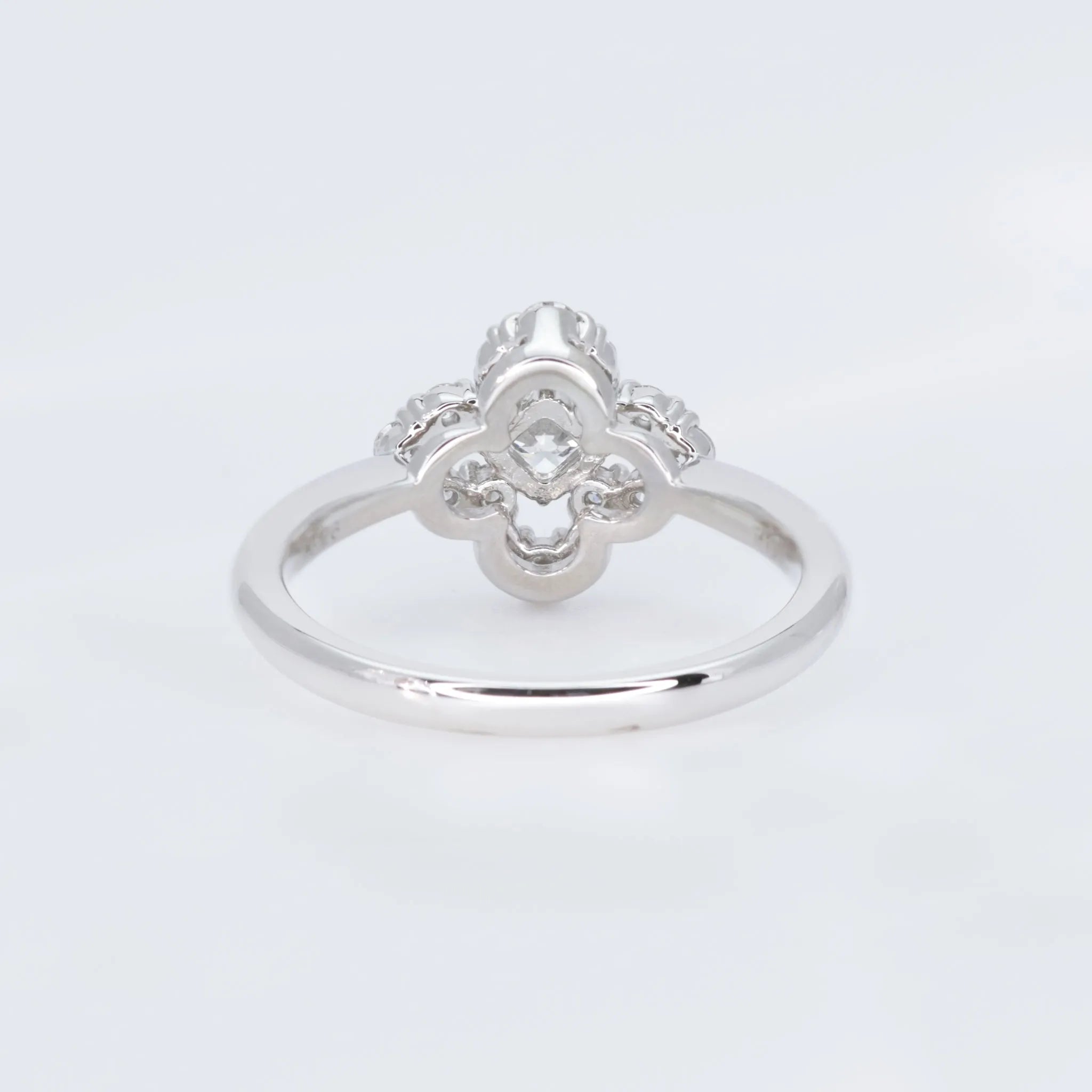 ダイヤモンド PTリング(0.2カラット/Dカラー/SI2UP/3EX(H&C)/一粒/フラワーモチーフ/4月誕生石/グレーディングレポート付き)《JRGD1178》