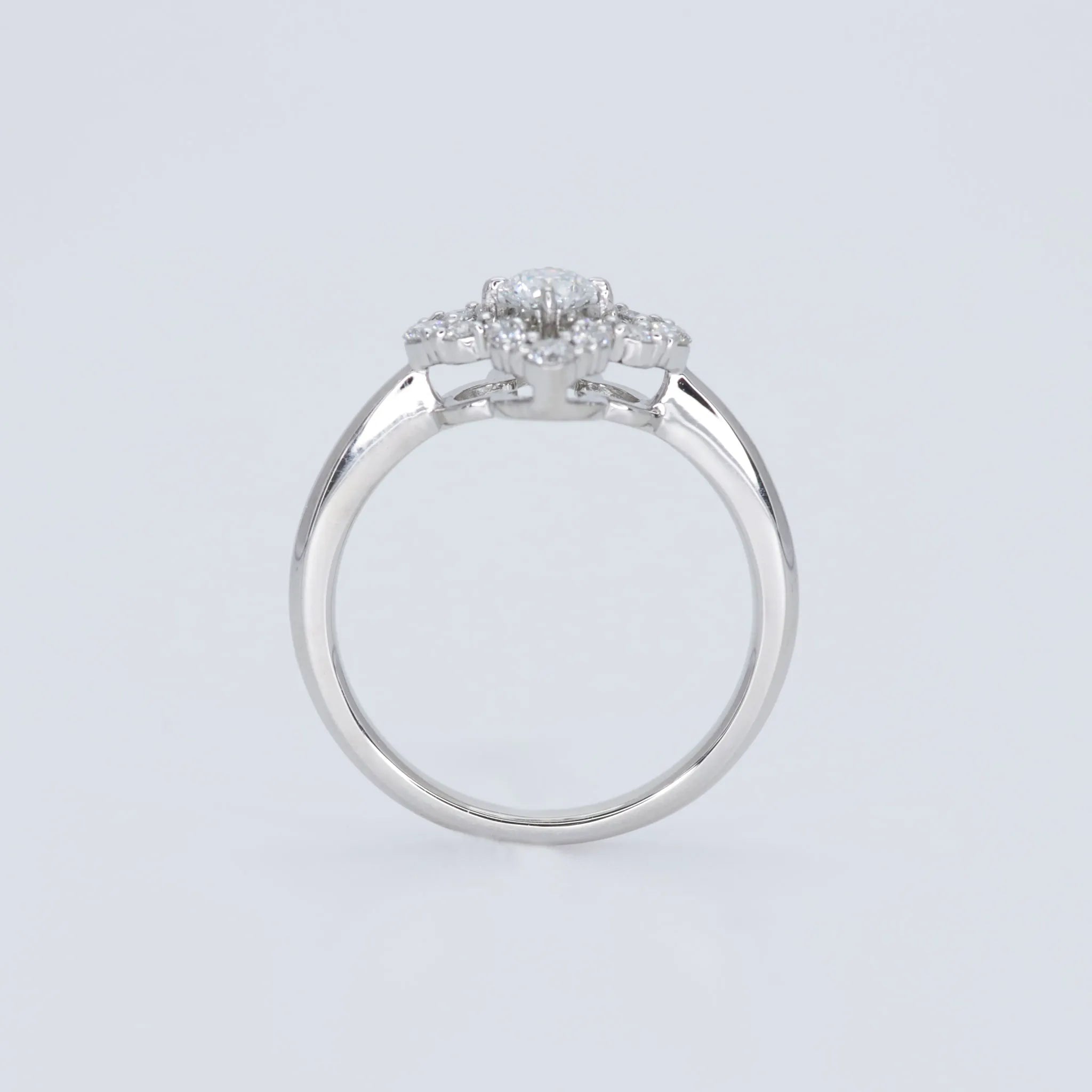 ダイヤモンド PTリング(0.2カラット/Dカラー/SI2UP/3EX(H&C)/一粒/フラワーモチーフ/4月誕生石/グレーディングレポート付き)《JRGD1178》