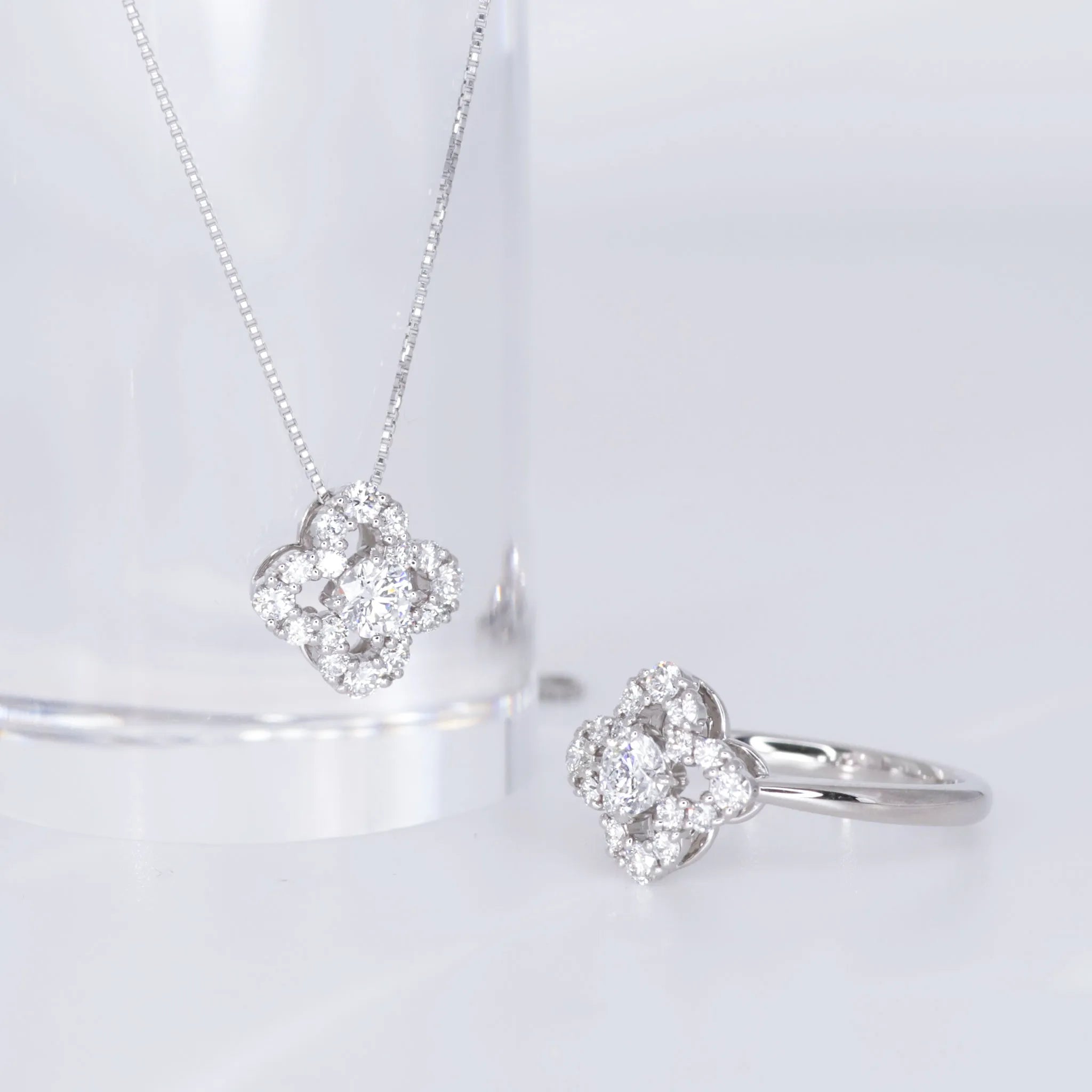 ダイヤモンド PTリング(0.2カラット/Dカラー/SI2UP/3EX(H&C)/一粒/フラワーモチーフ/4月誕生石/グレーディングレポート付き)《JRGD1178》