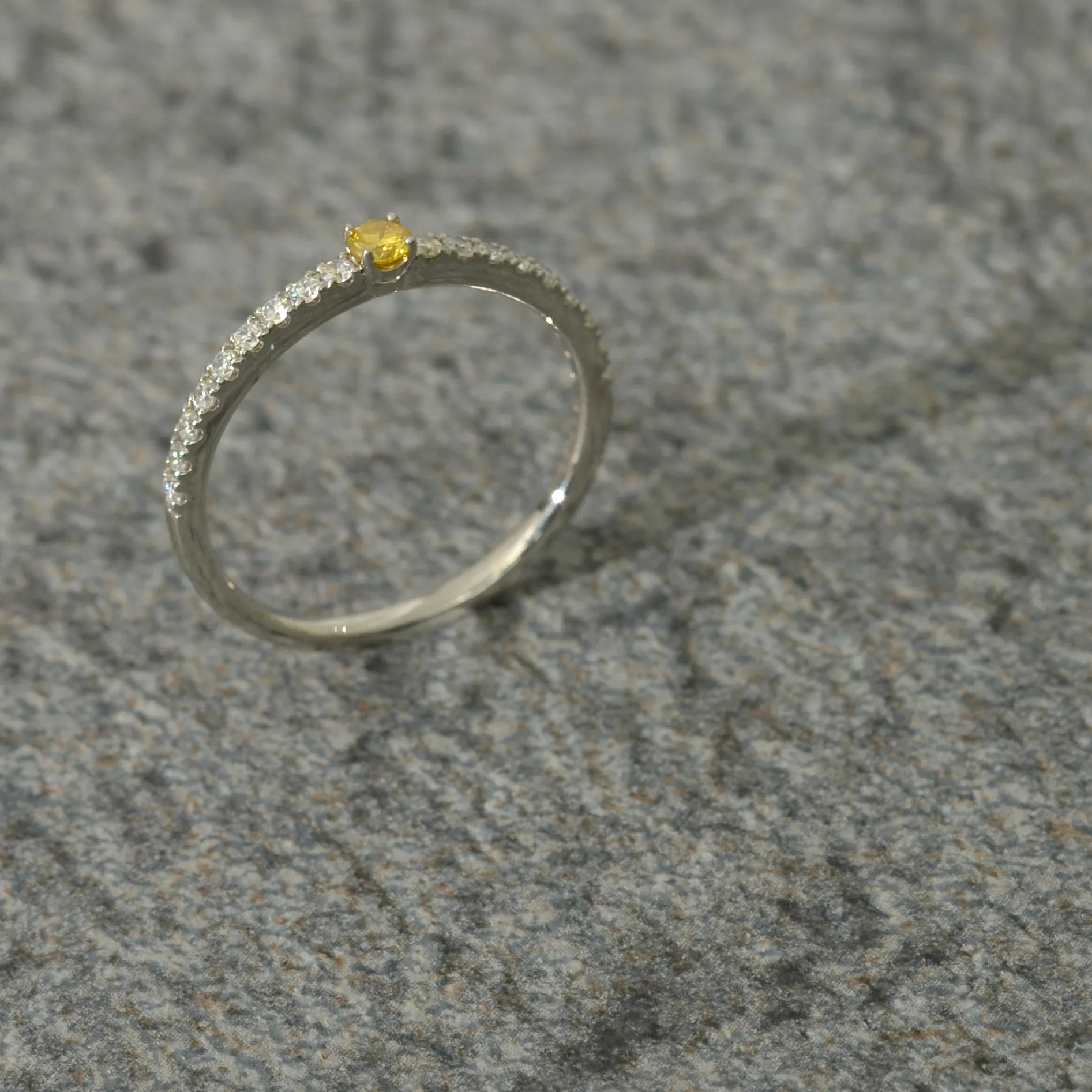 【限定1点】イエローダイヤモンド プラチナリング(TINSEL ETERNITY/0.076カラット/Fancy Vivid Yellow/I1/ラウンドカット/4月誕生石)《JRGD2065》