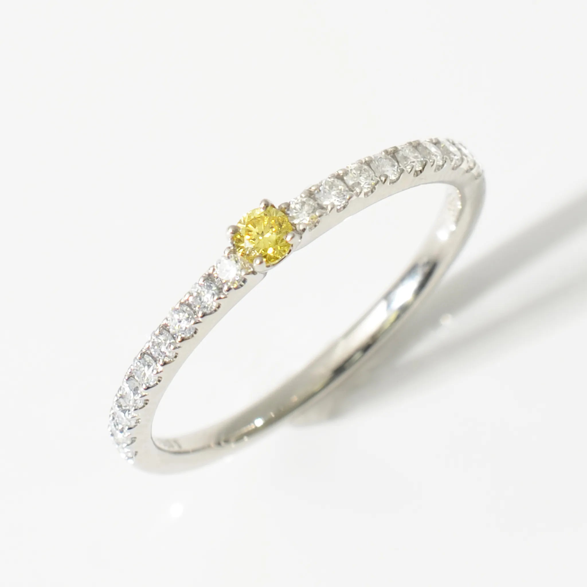 【限定1点】イエローダイヤモンド プラチナリング(TINSEL ETERNITY/0.070カラット/Fancy Vivid Yellow/I1/ラウンドカット/4月誕生石)《JRGD2066》