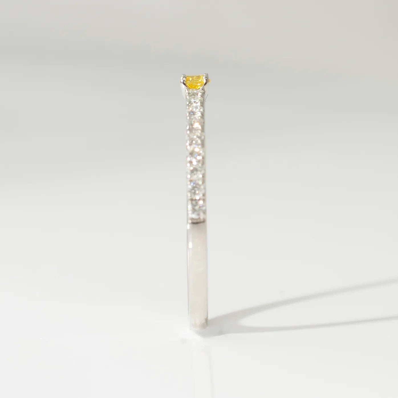 【限定1点】イエローダイヤモンド プラチナリング(TINSEL ETERNITY/0.070カラット/Fancy Vivid Yellow/I1/ラウンドカット/4月誕生石)《JRGD2066》