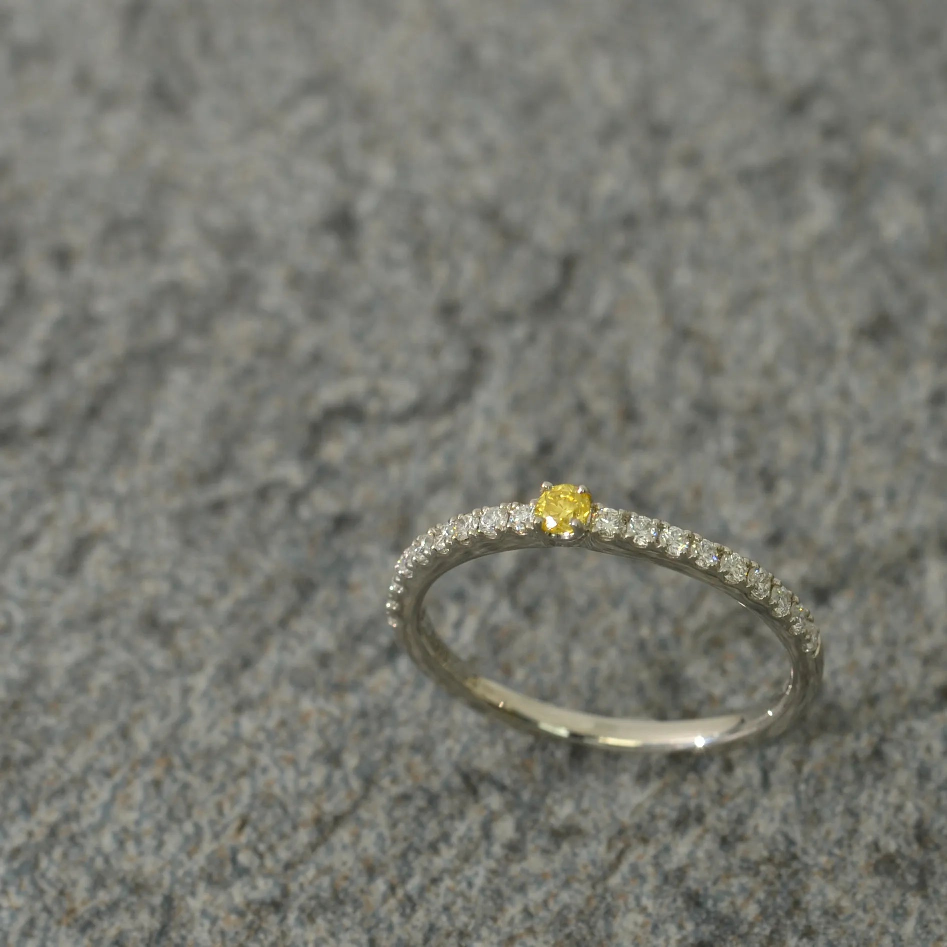 【限定1点】イエローダイヤモンド プラチナリング(TINSEL ETERNITY/0.070カラット/Fancy Vivid Yellow/I1/ラウンドカット/4月誕生石)《JRGD2066》