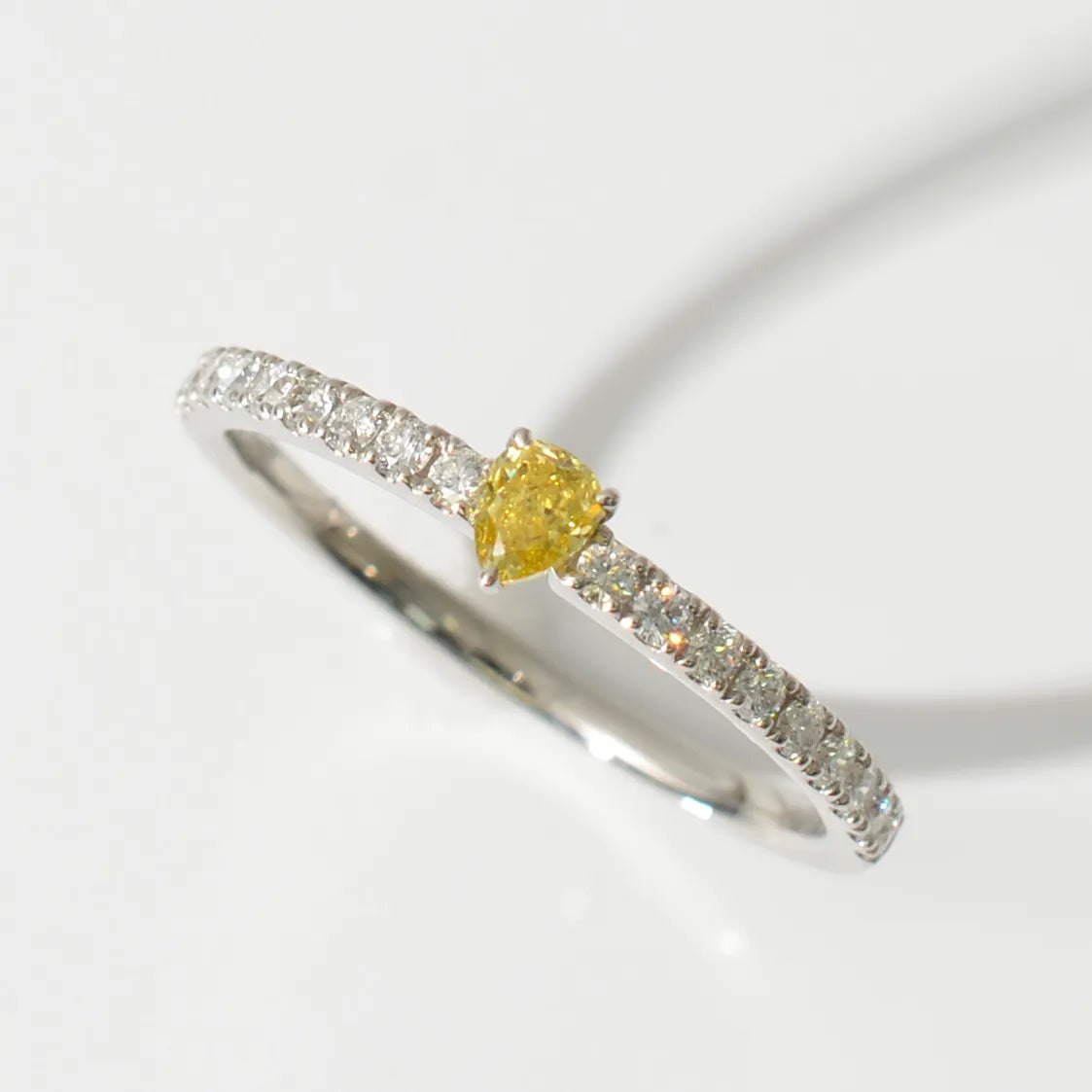 【限定1点】イエローダイヤモンド プラチナリング(TINSEL ETERNITY/0.138カラット/Fancy Intense Yellow/SI1/ペアシェイプ/4月誕生石)《JRGD2068》