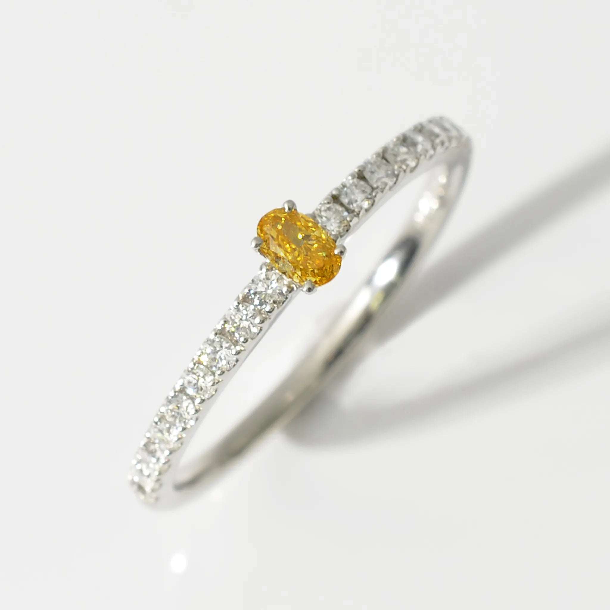 【限定1点】オレンジダイヤモンド プラチナリング(TINSEL ETERNITY/0.105カラット/Fancy Intense Yellowish Orange/SI1/オーバルカット/4月誕生石)《JRGD2070》