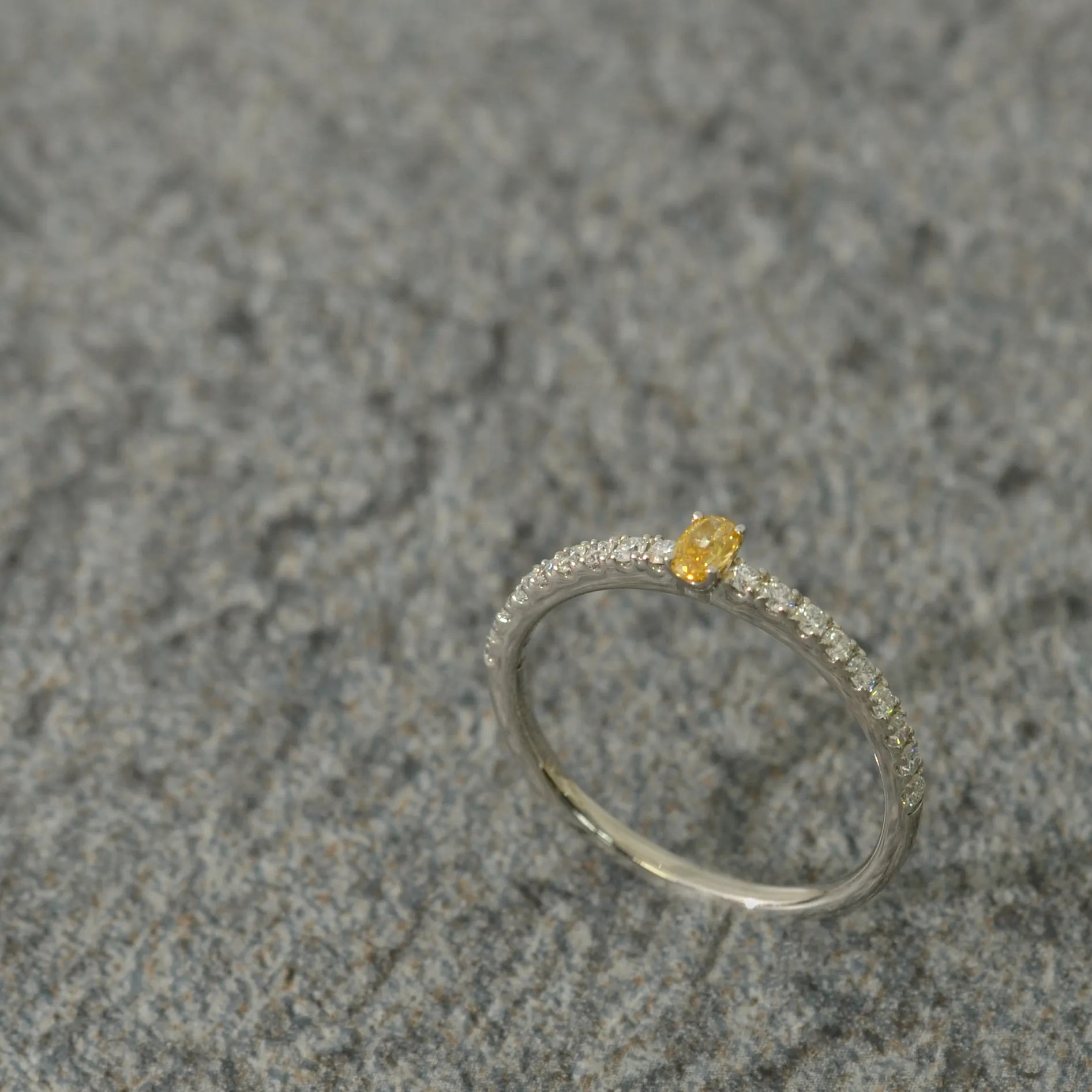【限定1点】オレンジダイヤモンド プラチナリング(TINSEL ETERNITY/0.105カラット/Fancy Intense Yellowish Orange/SI1/オーバルカット/4月誕生石)《JRGD2070》