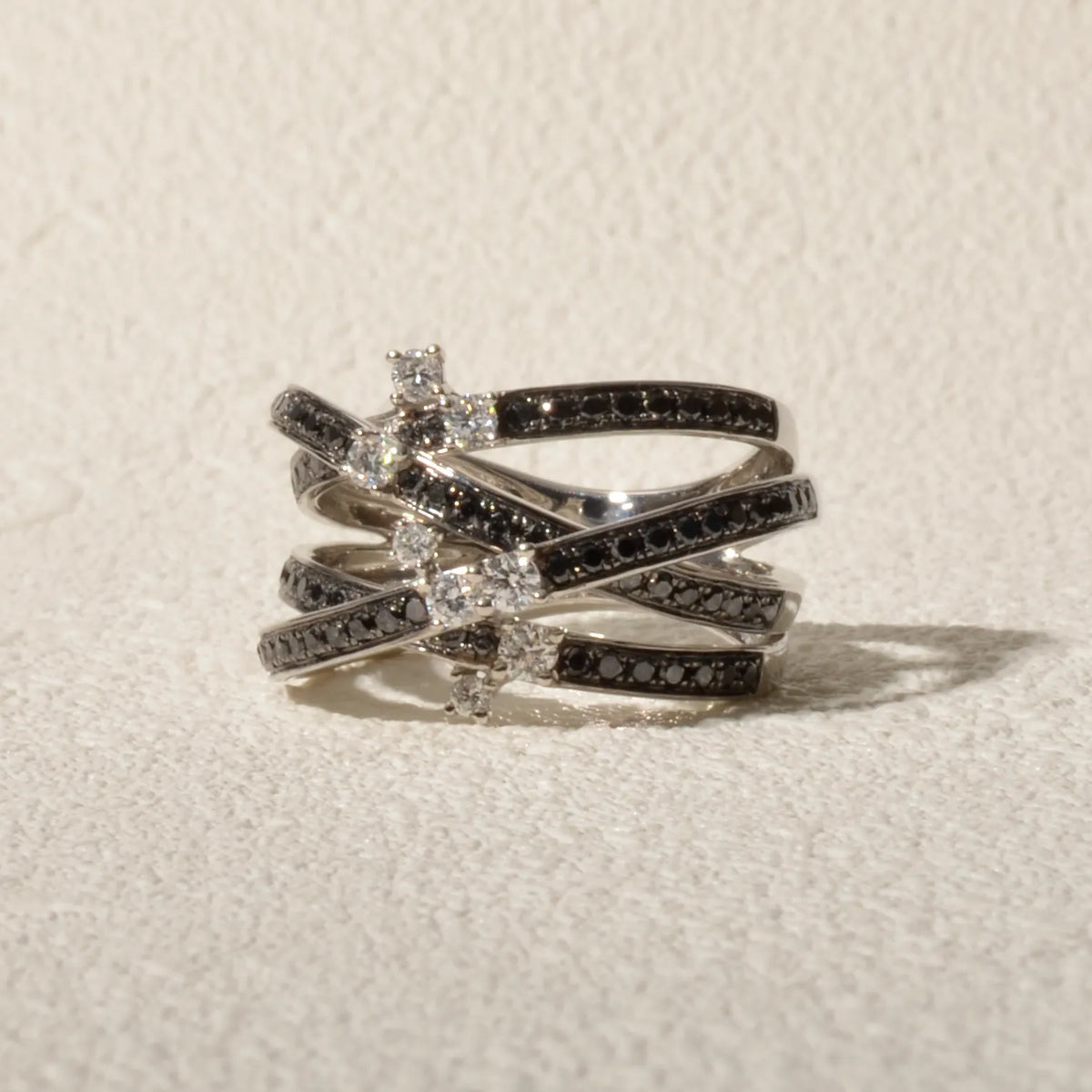 【限定1点】ブラックダイヤモンド/ダイヤモンド プラチナリング(計0.84ct/4月誕生石)《JRGD2121》