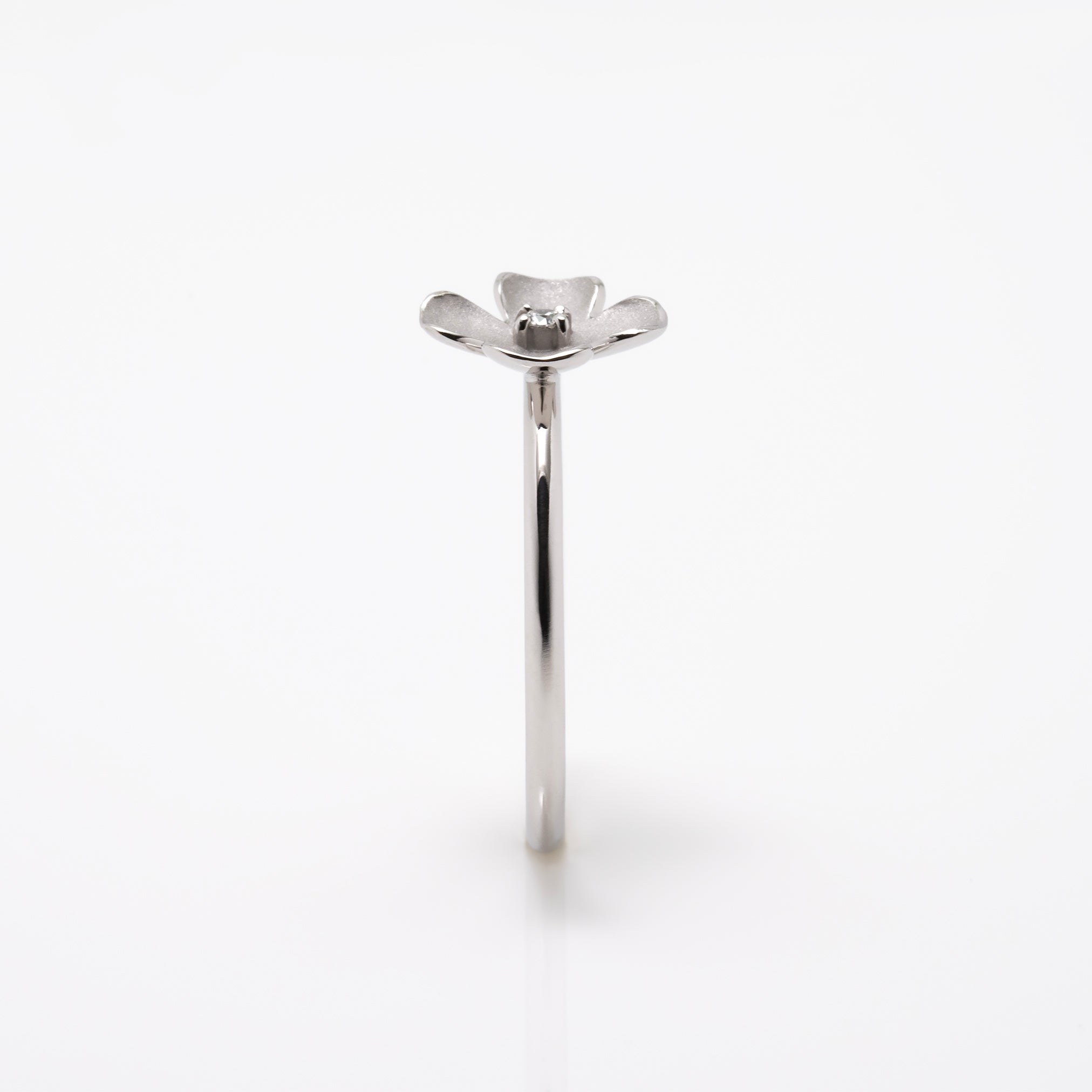 ダイヤモンドリング プラチナ フラワー 美品 ダイヤモンド プラチナリング(花水木＜ハナミズキ＞モチーフ/4月