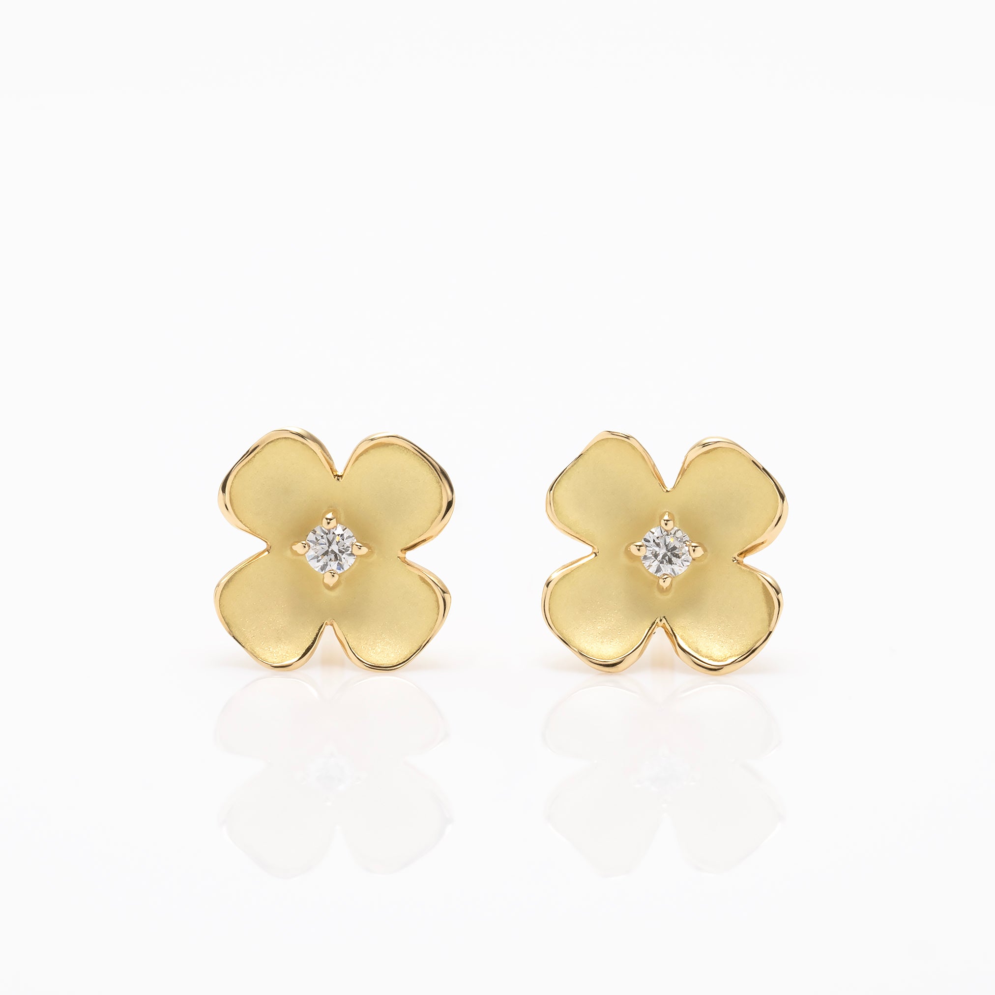 ダイヤモンド K18ピアス(花水木＜ハナミズキ＞モチーフ/4月誕生石/鑑別書付き)《M0030019》