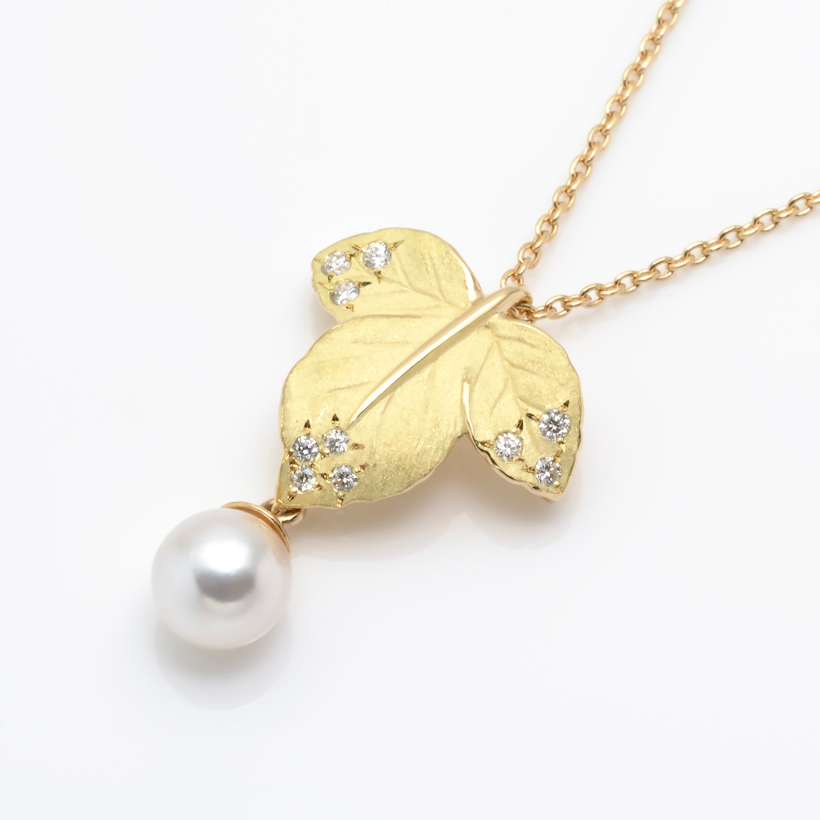 パール/ダイヤモンド K18ネックレス(アコヤ真珠/5mm/リーフモチーフ/6月誕生石/鑑別書付き)《M0030022》