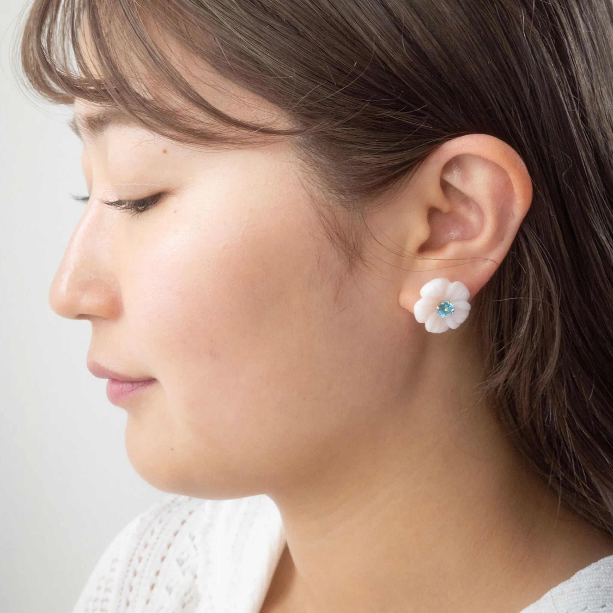 ピンクオパール シルバーピアス(フラワーカービング/ブルートパーズ)《M0140010》