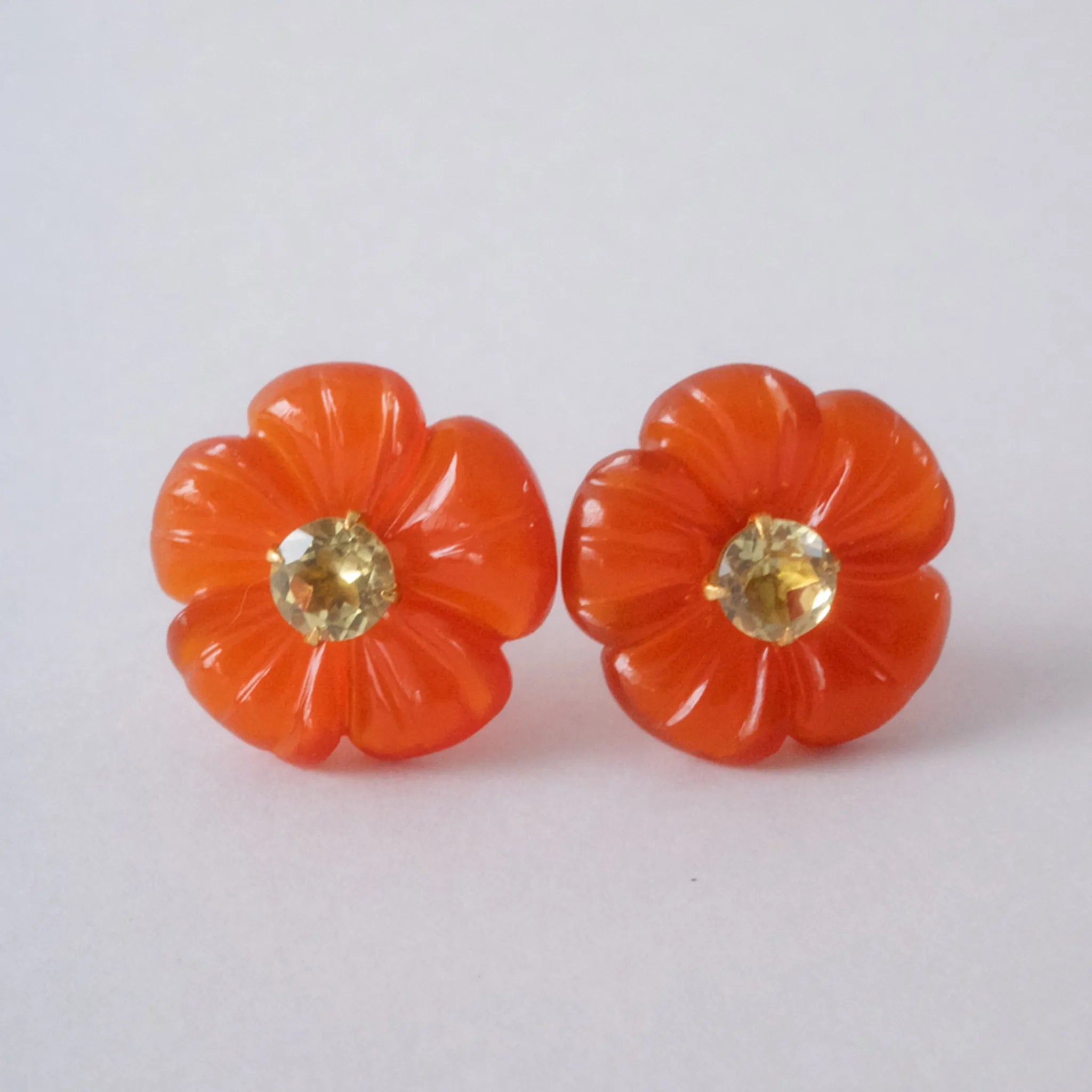 レッドカルセドニー シルバーピアス（フラワーカービング/クオーツ）《M0140014》