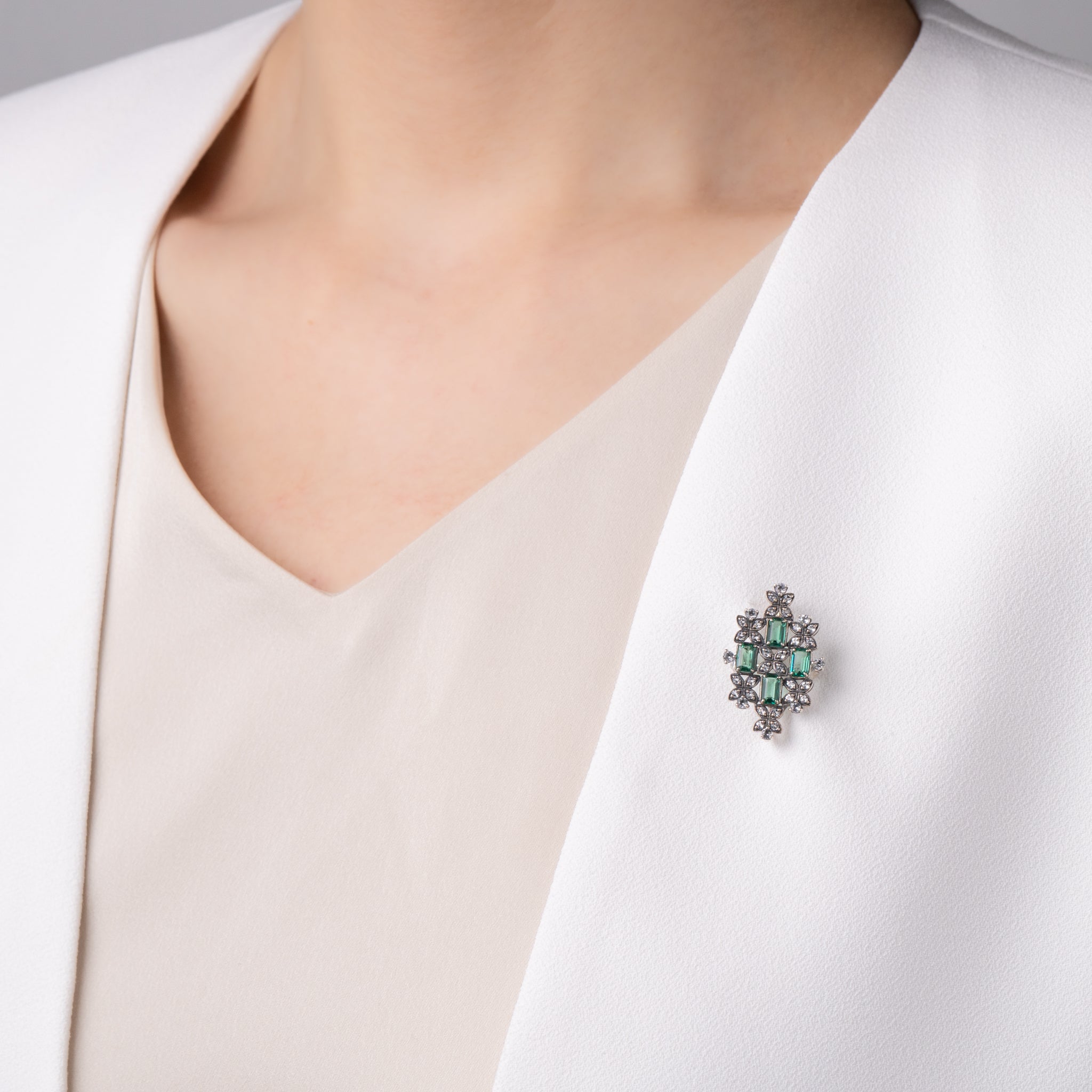 エメラルド/ホワイトトパーズ シルバーブローチ兼ペンダントトップ(いぶし銀仕上げ/LGE/English Garden/自然と建築物の調和モチーフ)《WBRGE002》