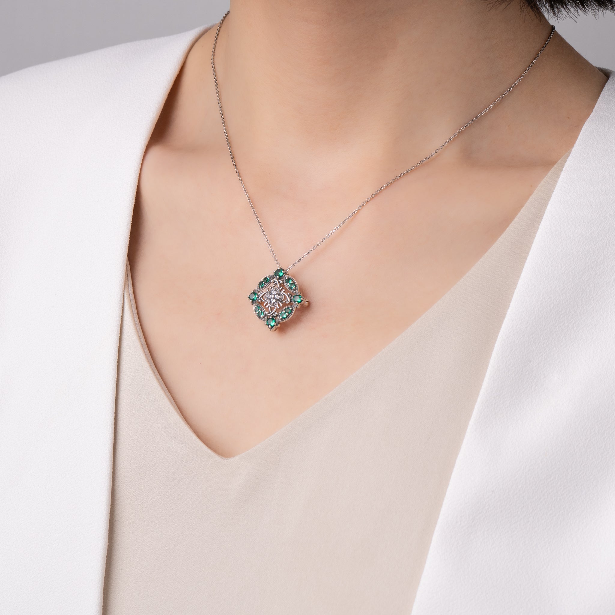 エメラルド/ホワイトトパーズ シルバーブローチ兼ペンダントトップ(いぶし銀仕上げ/LGE/English Garden/クレマチスモチーフ)《WBRGE003》