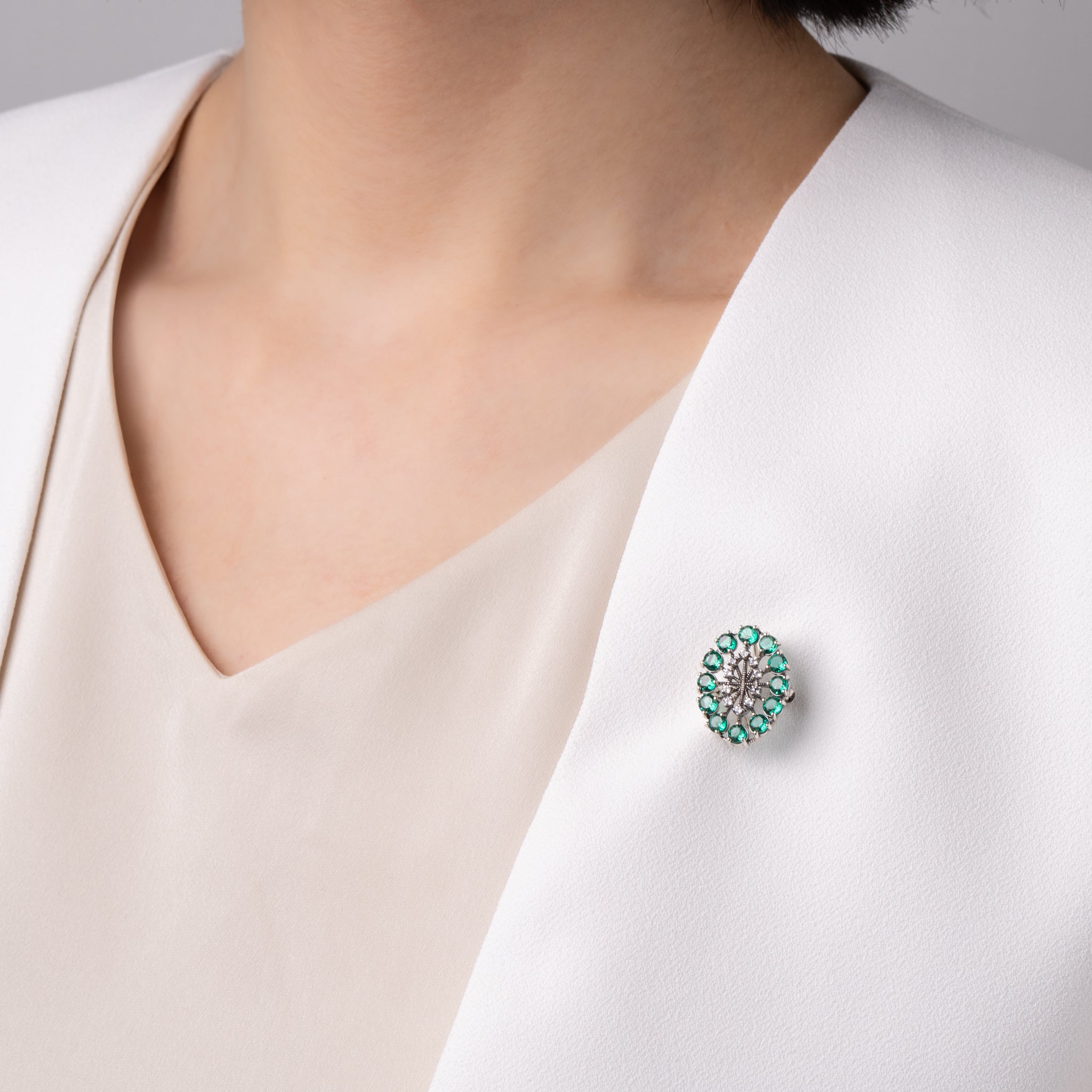 エメラルド/ホワイトトパーズ シルバーブローチ兼ペンダントトップ(いぶし銀仕上げ/LGE/English Garden/自然と建築物の調和モチーフ)《WBRGE004》