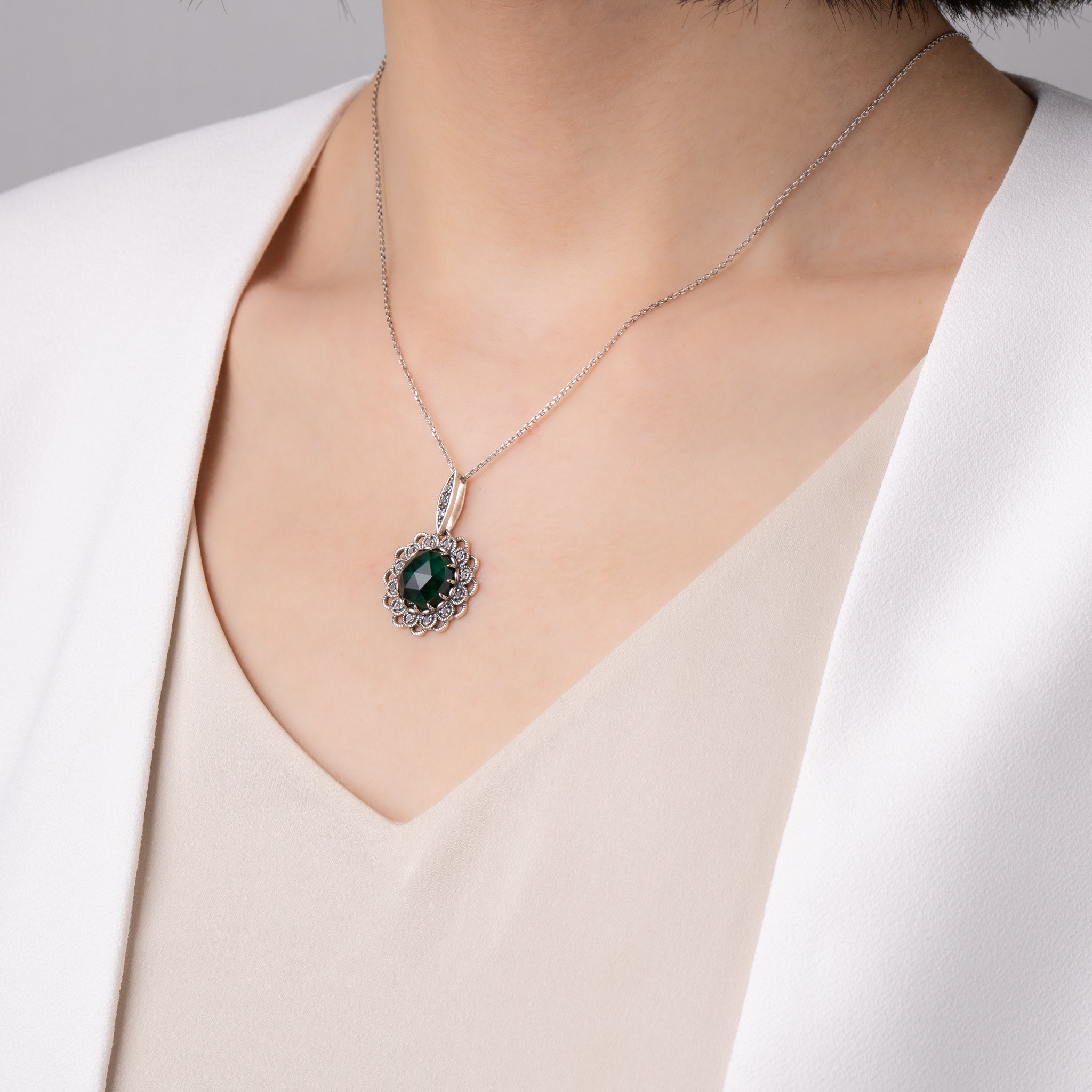 エメラルド/ホワイトトパーズ シルバーペンダントトップ(いぶし銀仕上げ/LGE/English Garden/ダリアモチーフ)《WPDGE006》