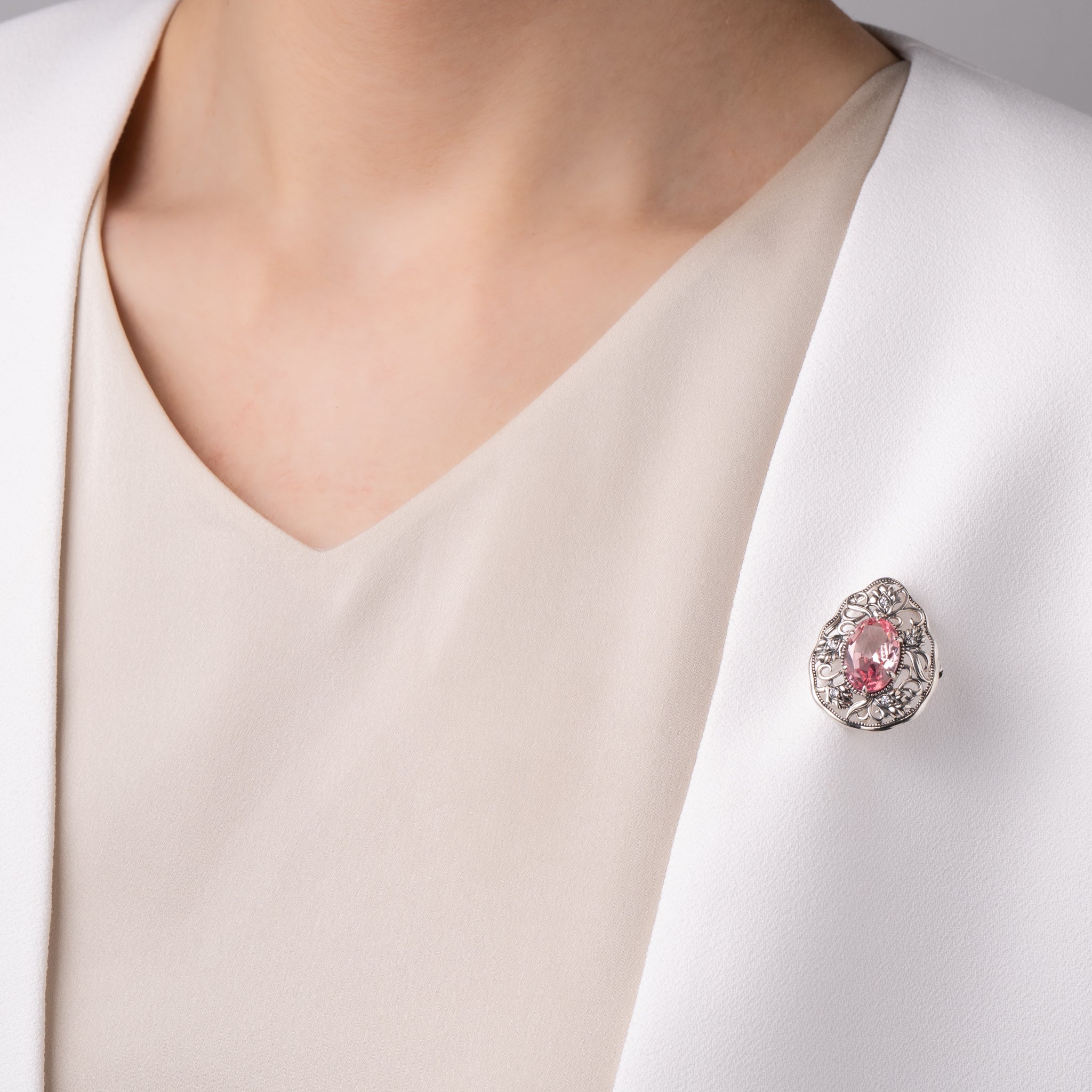 サファイア/ホワイトトパーズ シルバーブローチ兼ペンダントトップ(いぶし銀仕上げ/LGS/English Garden/ガーデンチューリップモチーフ)《WBRGM011》