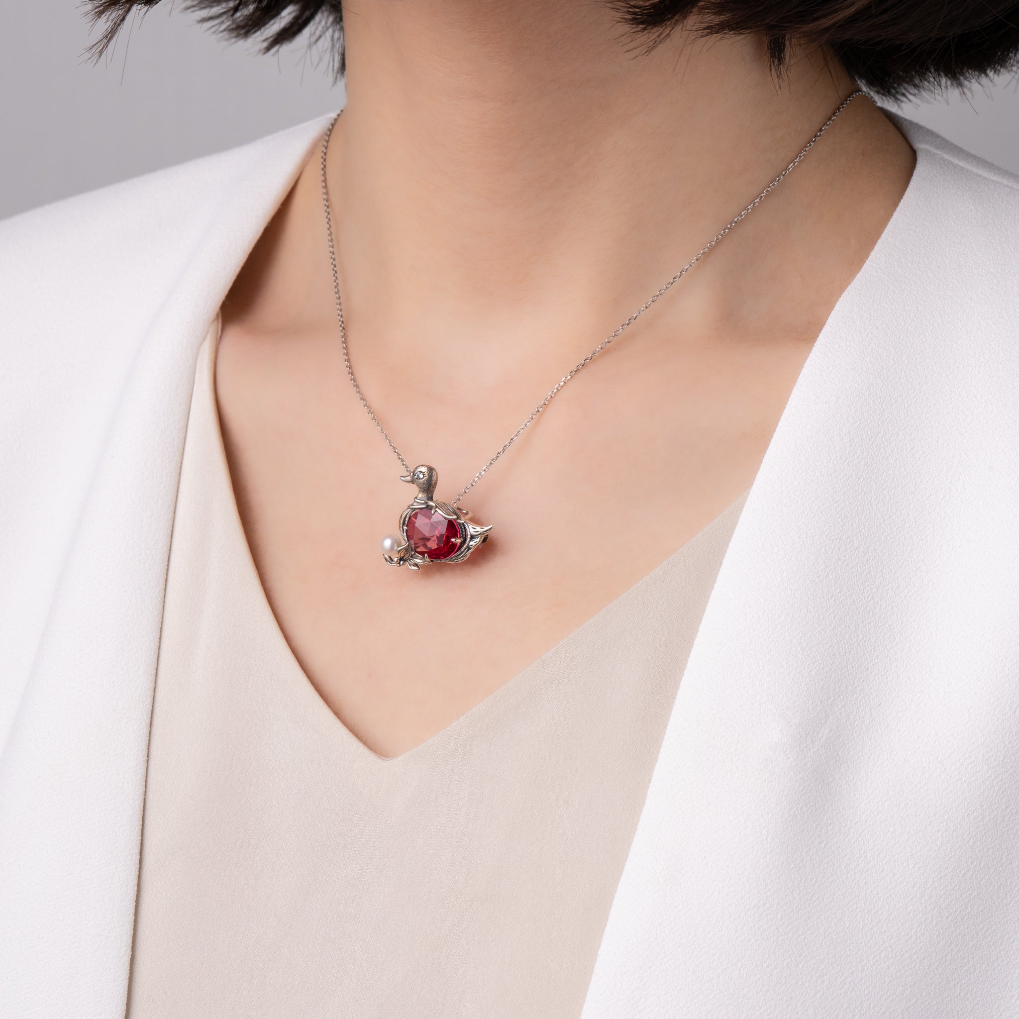 サファイア/ホワイトトパーズ シルバーブローチ兼ペンダントトップ(いぶし銀仕上げ/LGS/English Garden/庭の小さな来訪者たちモチーフ)《WBRGP010》